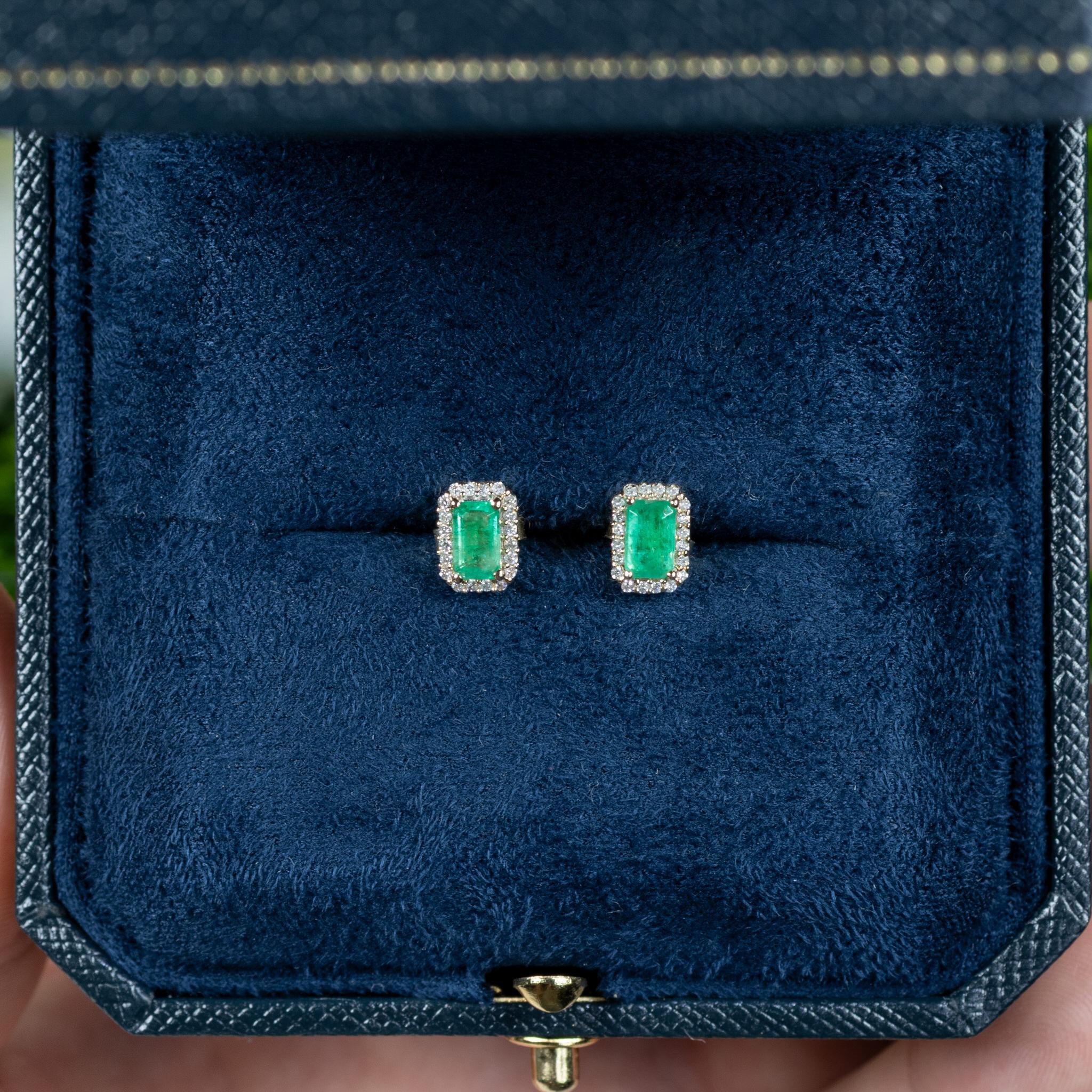 Sambische Smaragd Ohrstecker Diamant Halo 0,9 Karat 14K Gelbgold (Zeitgenössisch) im Angebot