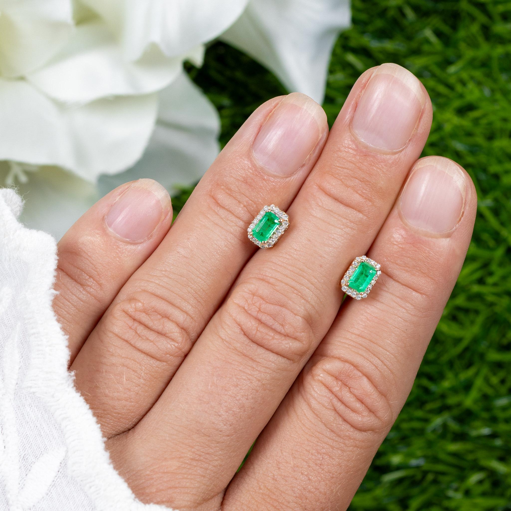 Sambische Smaragd Ohrstecker Diamant Halo 0,9 Karat 14K Gelbgold (Smaragdschliff) im Angebot