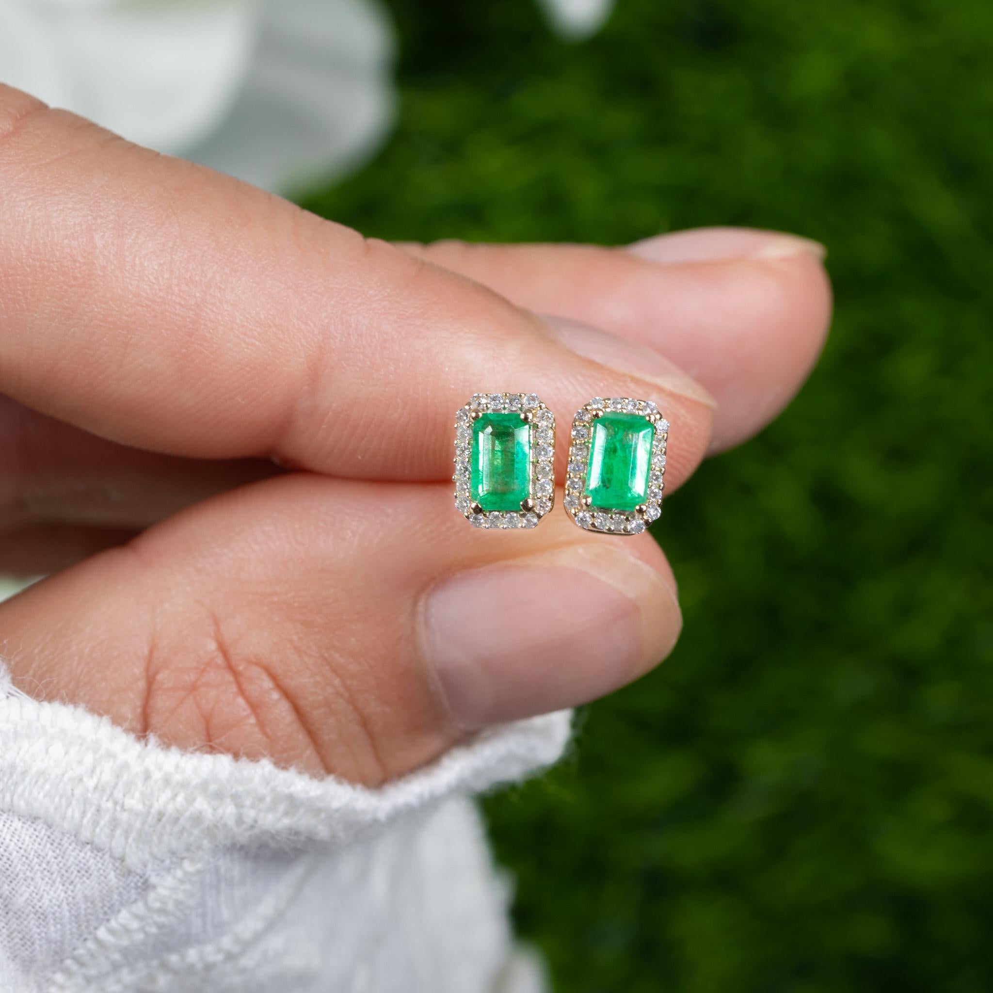 Sambische Smaragd Ohrstecker Diamant Halo 0,9 Karat 14K Gelbgold im Zustand „Hervorragend“ im Angebot in Aliso Viejo, CA