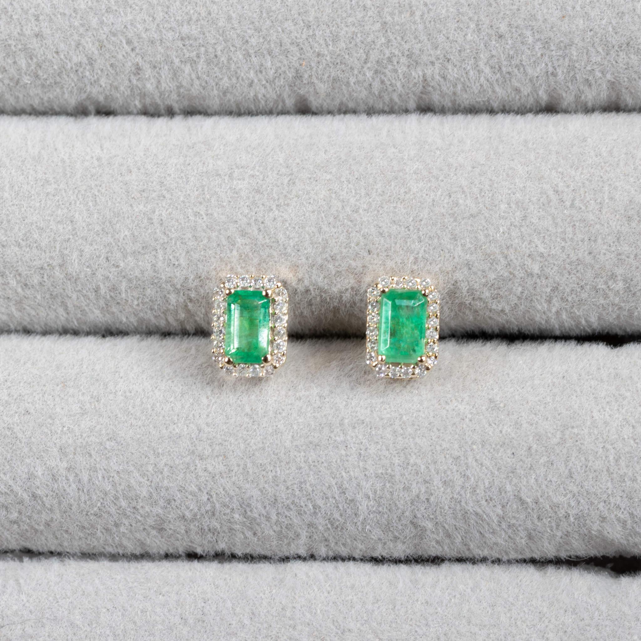 Sambische Smaragd Ohrstecker Diamant Halo 0,9 Karat 14K Gelbgold für Damen oder Herren im Angebot