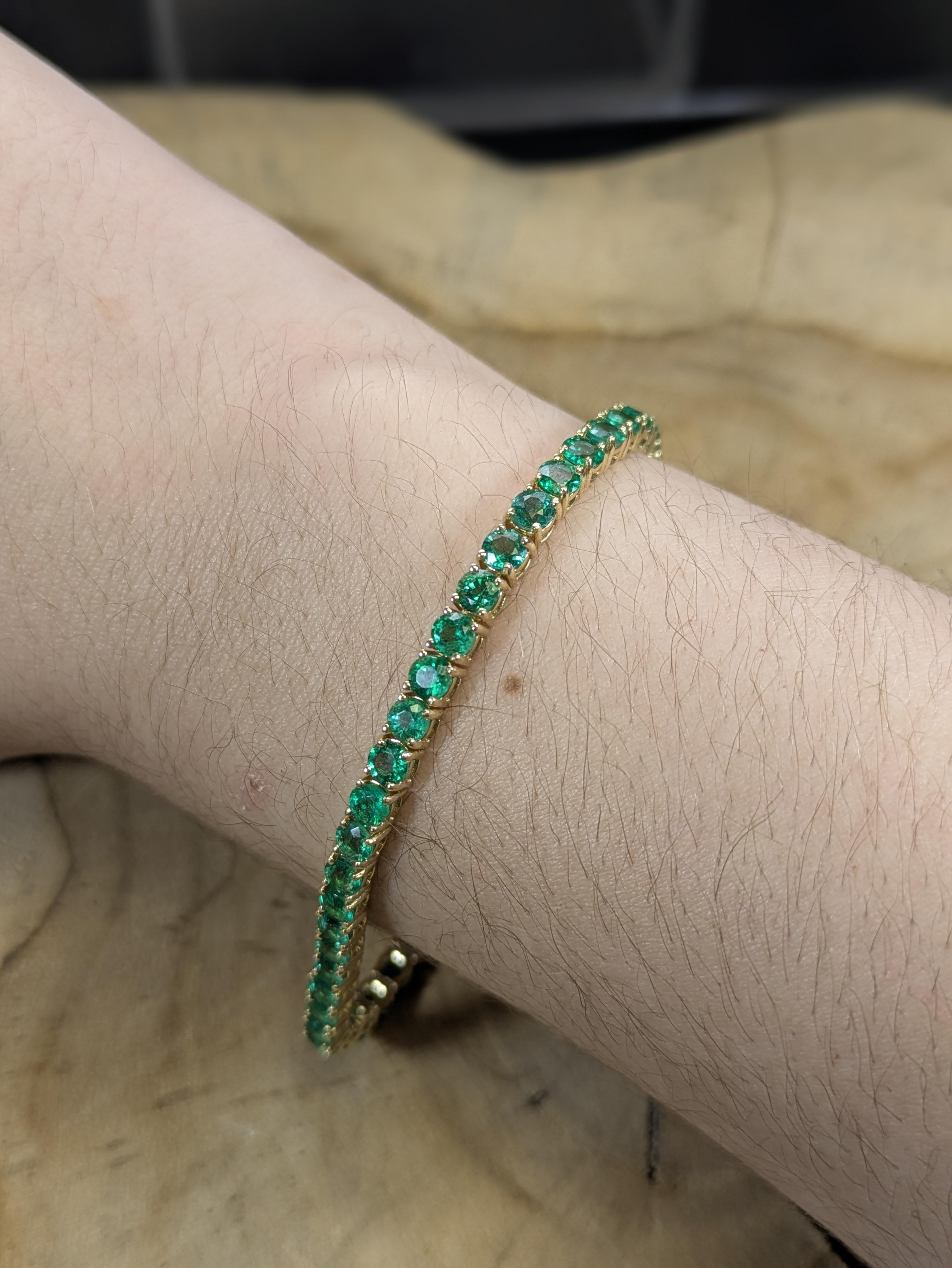 Elaborada en oro de 14 quilates (9,3 g), esta impresionante pulsera incluye 50 esmeraldas de Zambia redondas que suman 7,34 quilates. Cada piedra de 3,4 mm muestra el intenso tono verde por el que se conoce a Zambia, ofreciendo un aspecto vibrante