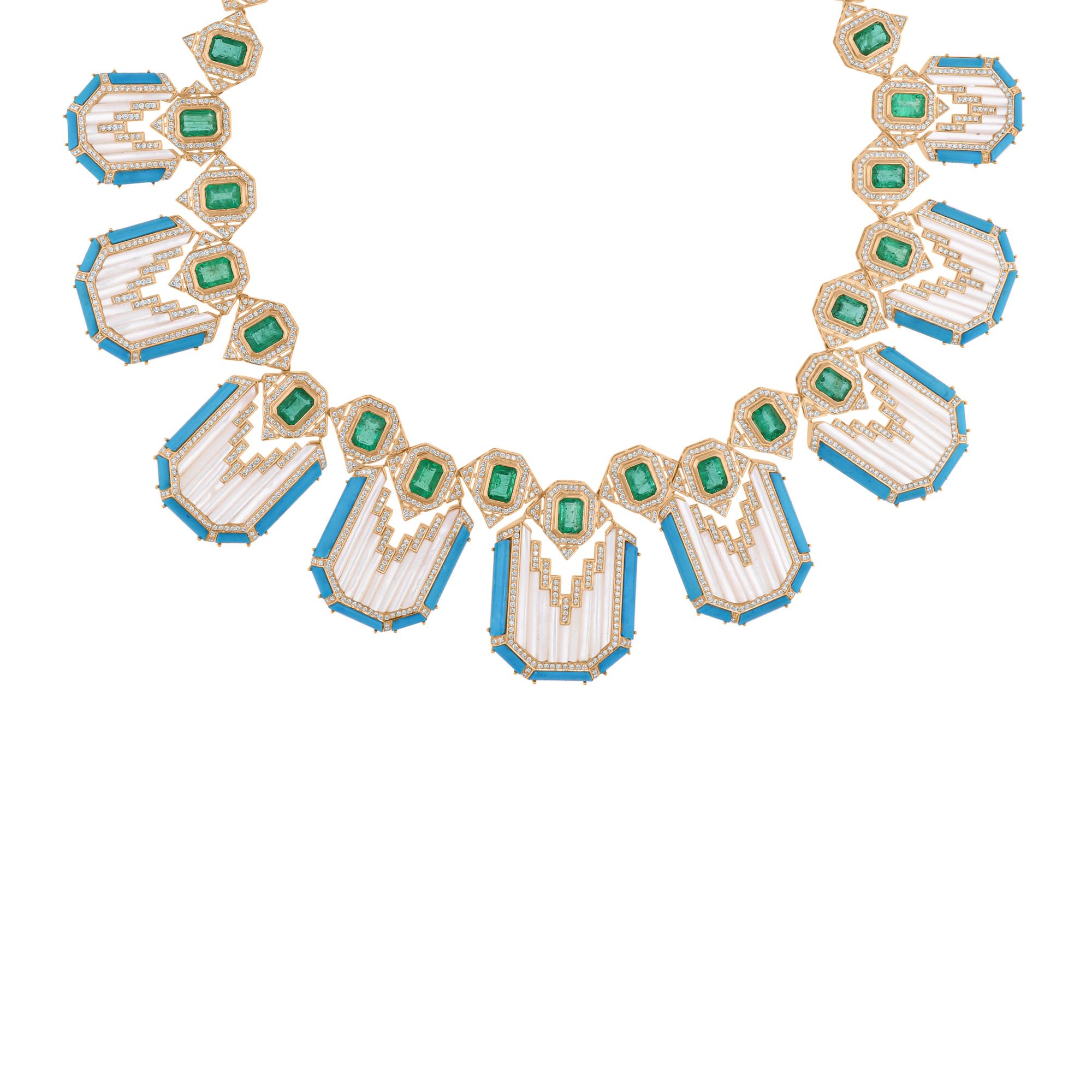 Fabriqué en or 18 carats, ce collier exquis est serti de 20,06 carats d'émeraude de Zambie, de 35,40 carats de nacre, de 16,60 carats de turquoise naturelle et de 8,30 carats de diamants étincelants.

Suivez la vitrine de Spectrum Jewels pour