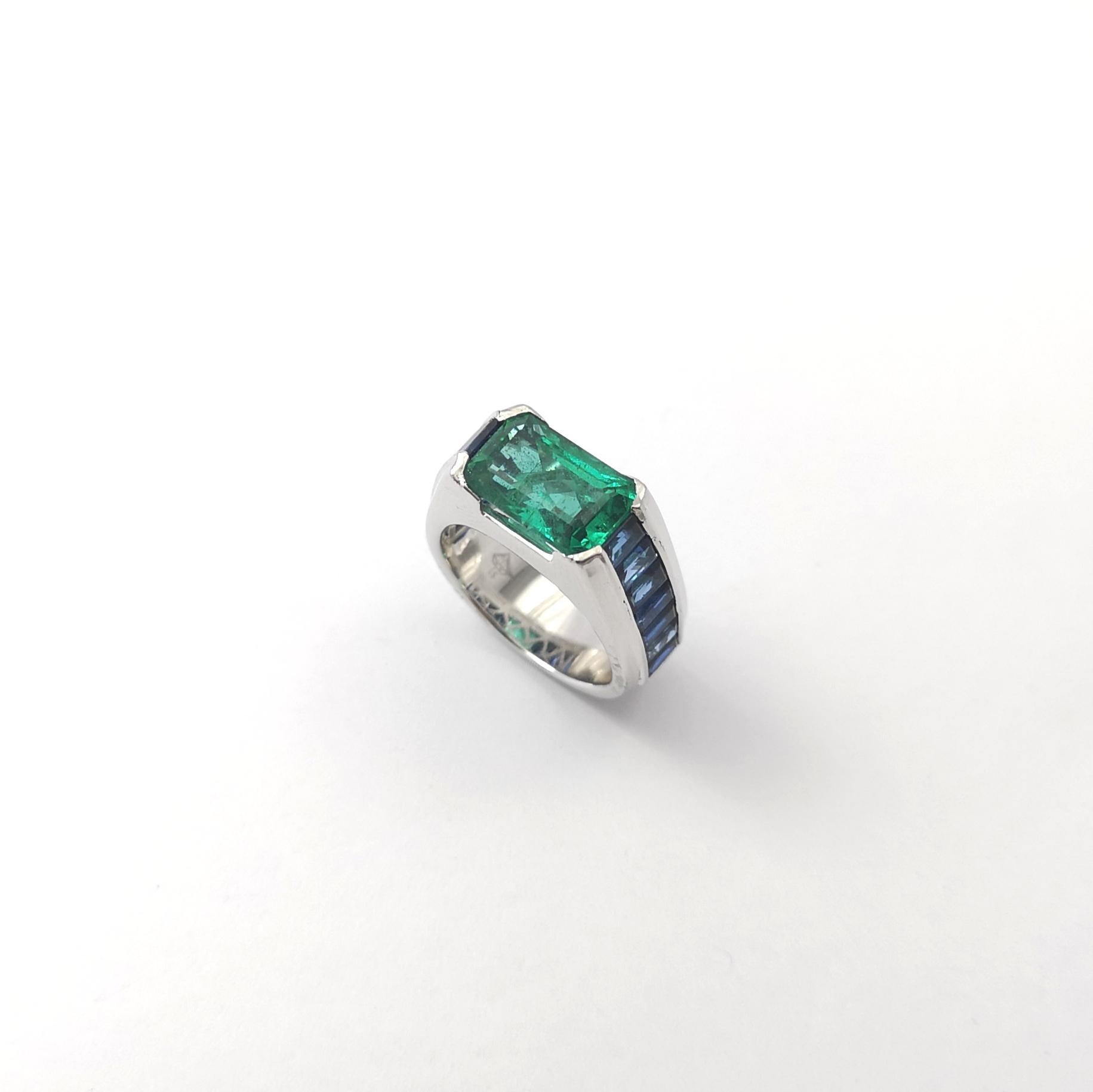 Anello con smeraldo dello Zambia e zaffiro blu con montatura in platino 950 in vendita 4