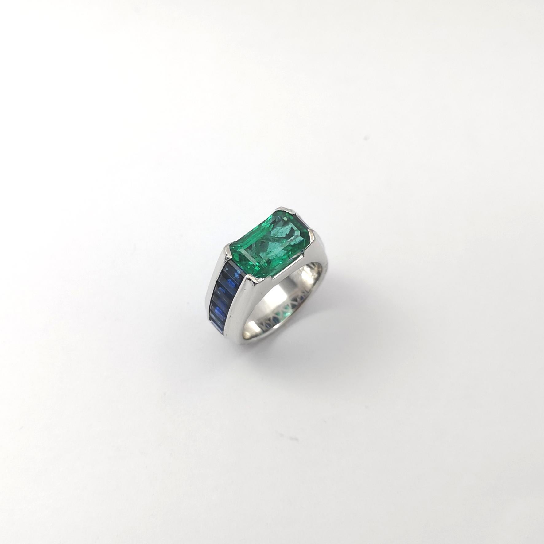 Anello con smeraldo dello Zambia e zaffiro blu con montatura in platino 950 in vendita 5