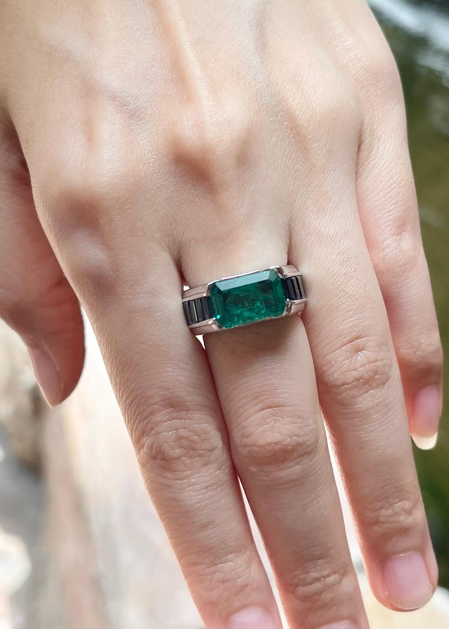 Contemporaneo Anello con smeraldo dello Zambia e zaffiro blu con montatura in platino 950 in vendita