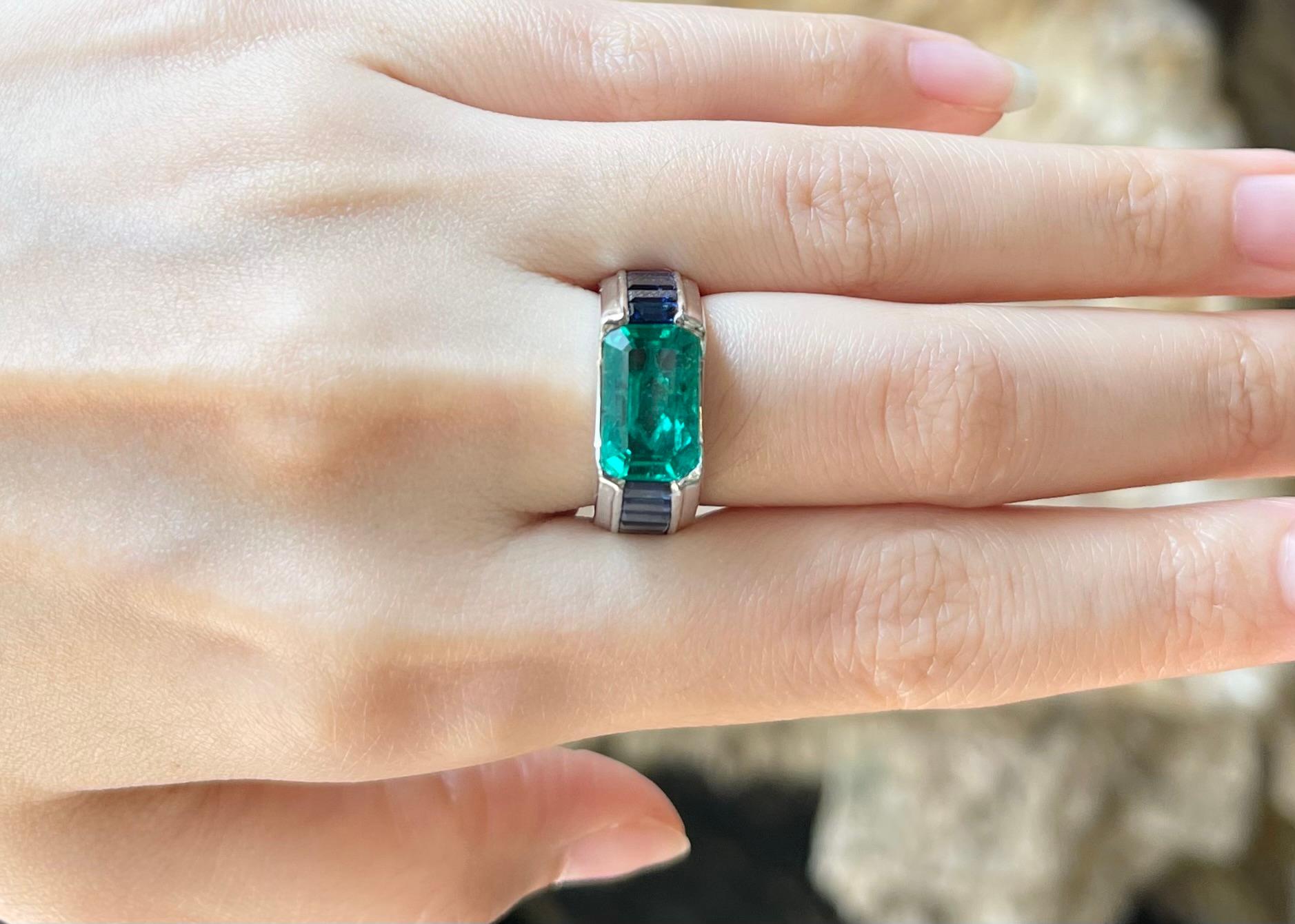 Taglio smeraldo Anello con smeraldo dello Zambia e zaffiro blu con montatura in platino 950 in vendita