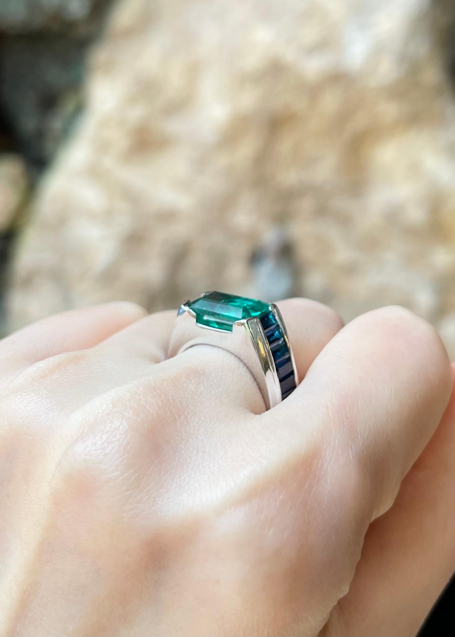 Anello con smeraldo dello Zambia e zaffiro blu con montatura in platino 950 In condizioni Nuovo in vendita a Bangkok, TH