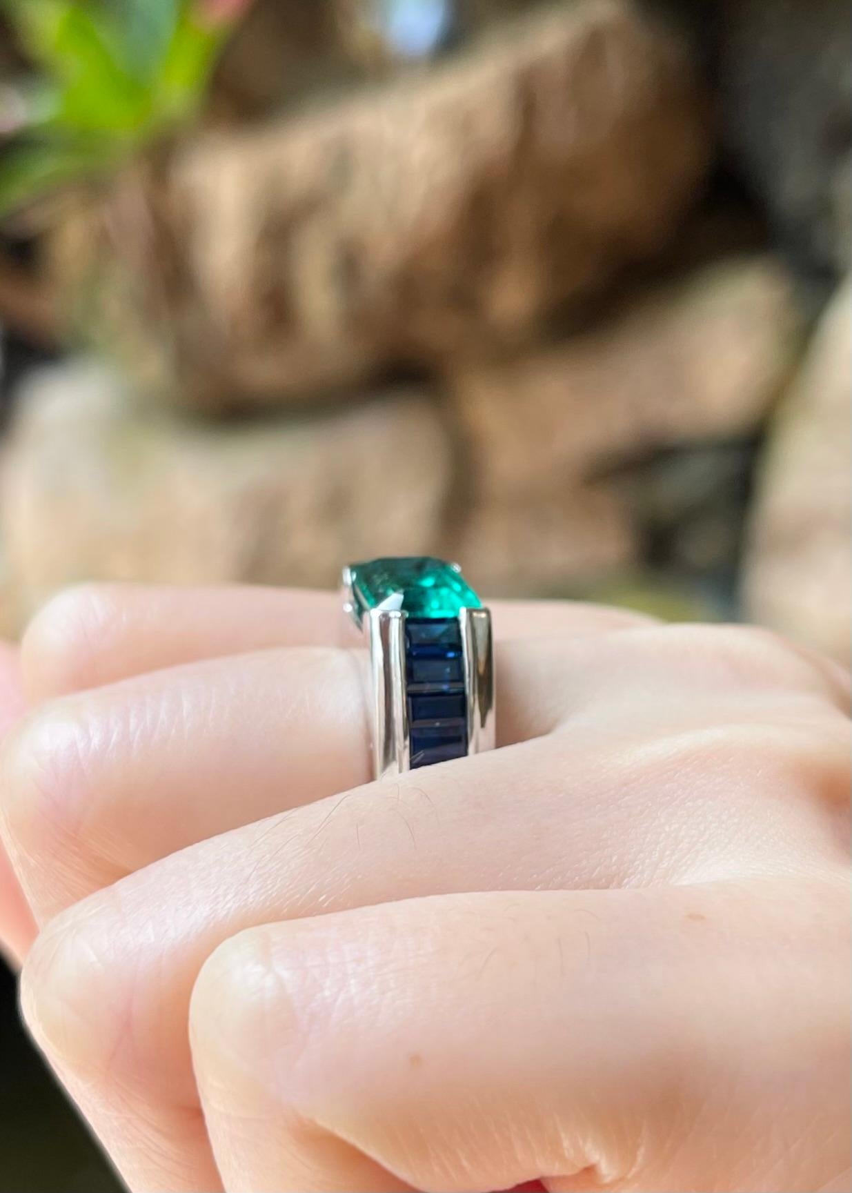da uomo o donna Anello con smeraldo dello Zambia e zaffiro blu con montatura in platino 950 in vendita