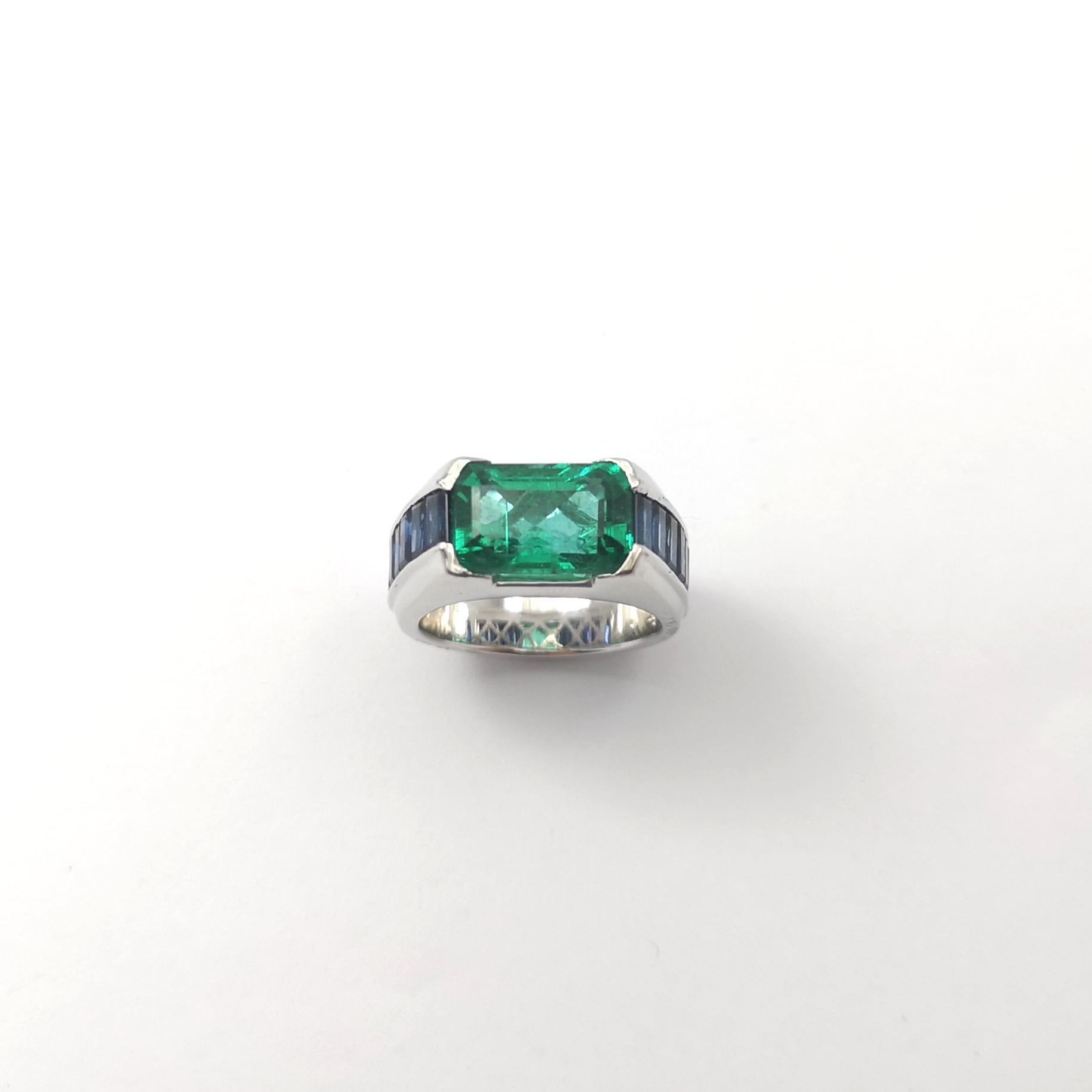 Anello con smeraldo dello Zambia e zaffiro blu con montatura in platino 950 in vendita 1