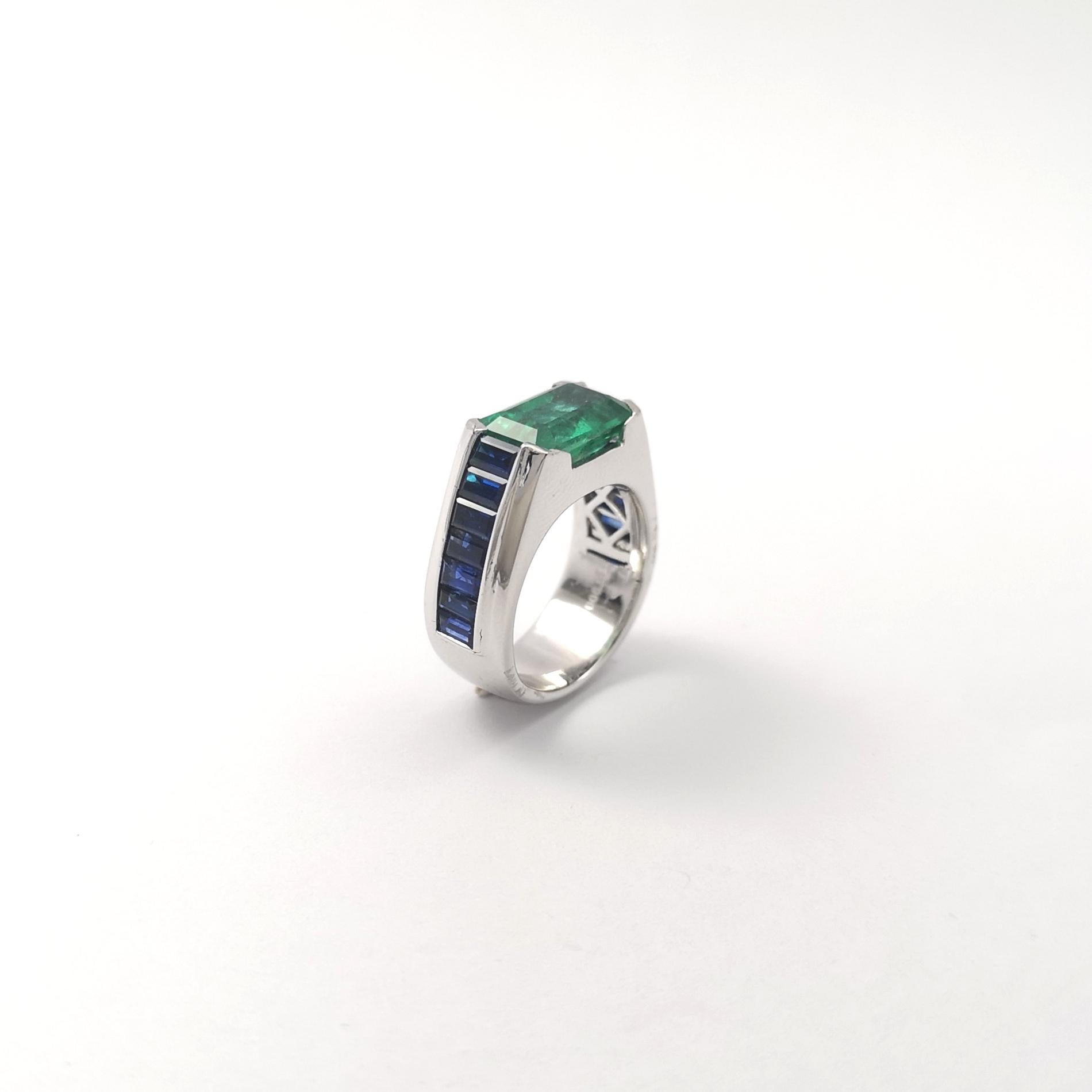 Anello con smeraldo dello Zambia e zaffiro blu con montatura in platino 950 in vendita 3