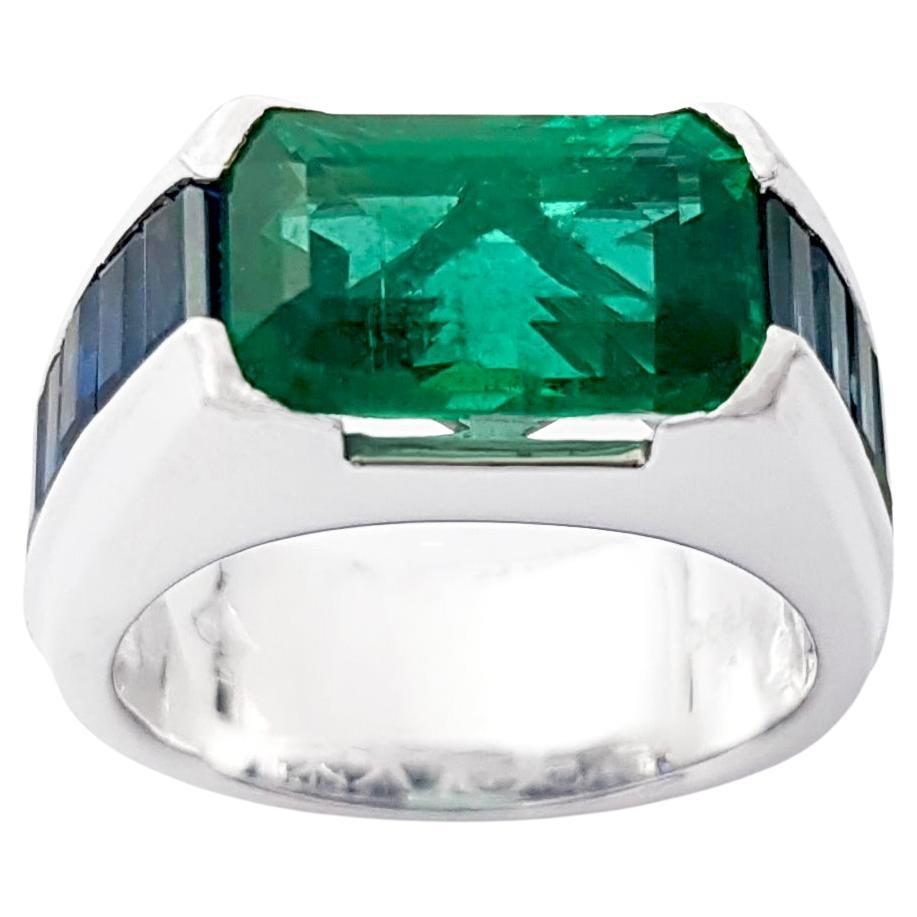 Anello con smeraldo dello Zambia e zaffiro blu con montatura in platino 950 in vendita