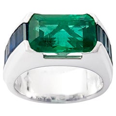 Anello con smeraldo dello Zambia e zaffiro blu con montatura in platino 950