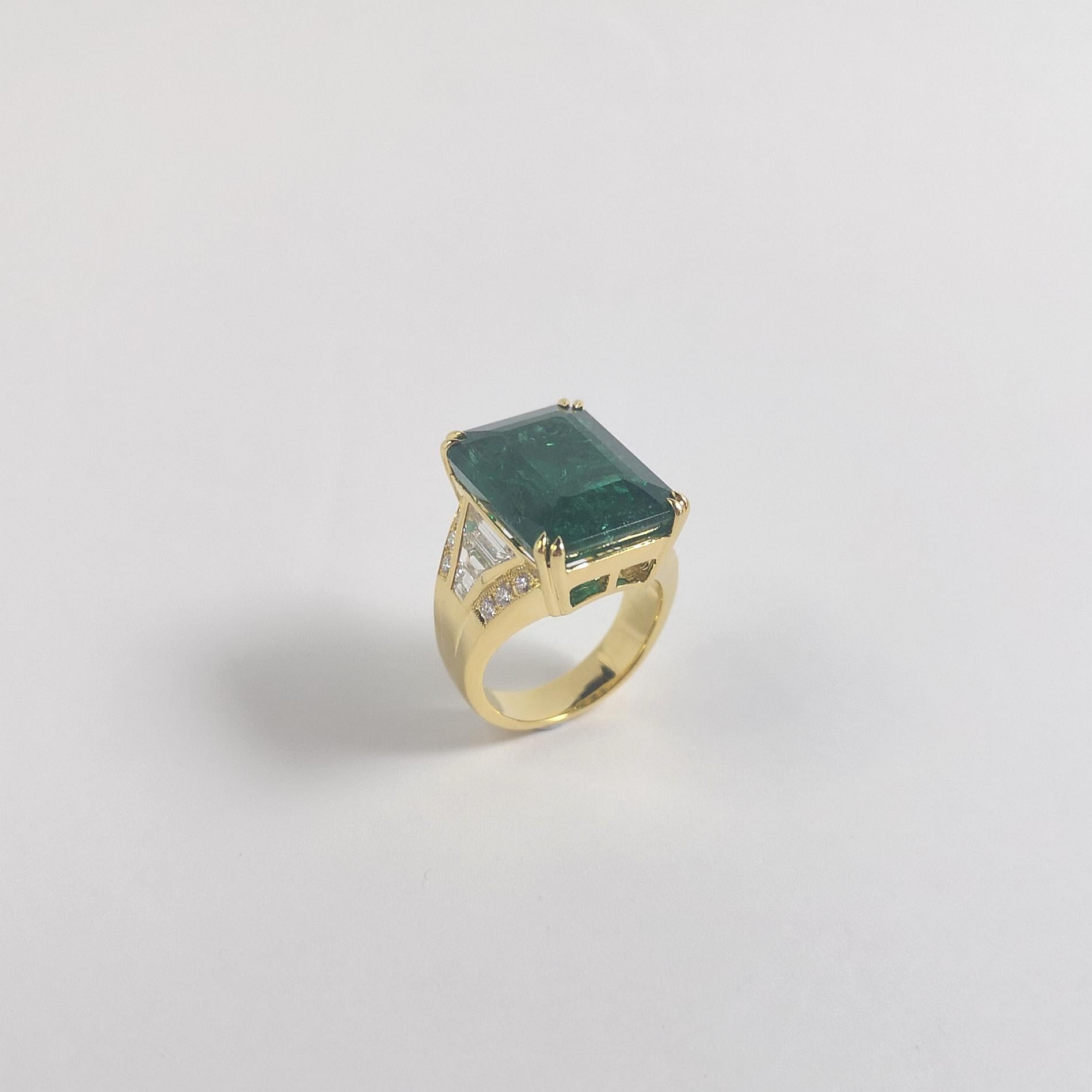 Zambianischer Smaragd mit Diamantring in 18 Karat Goldfassungen gefasst im Angebot 8