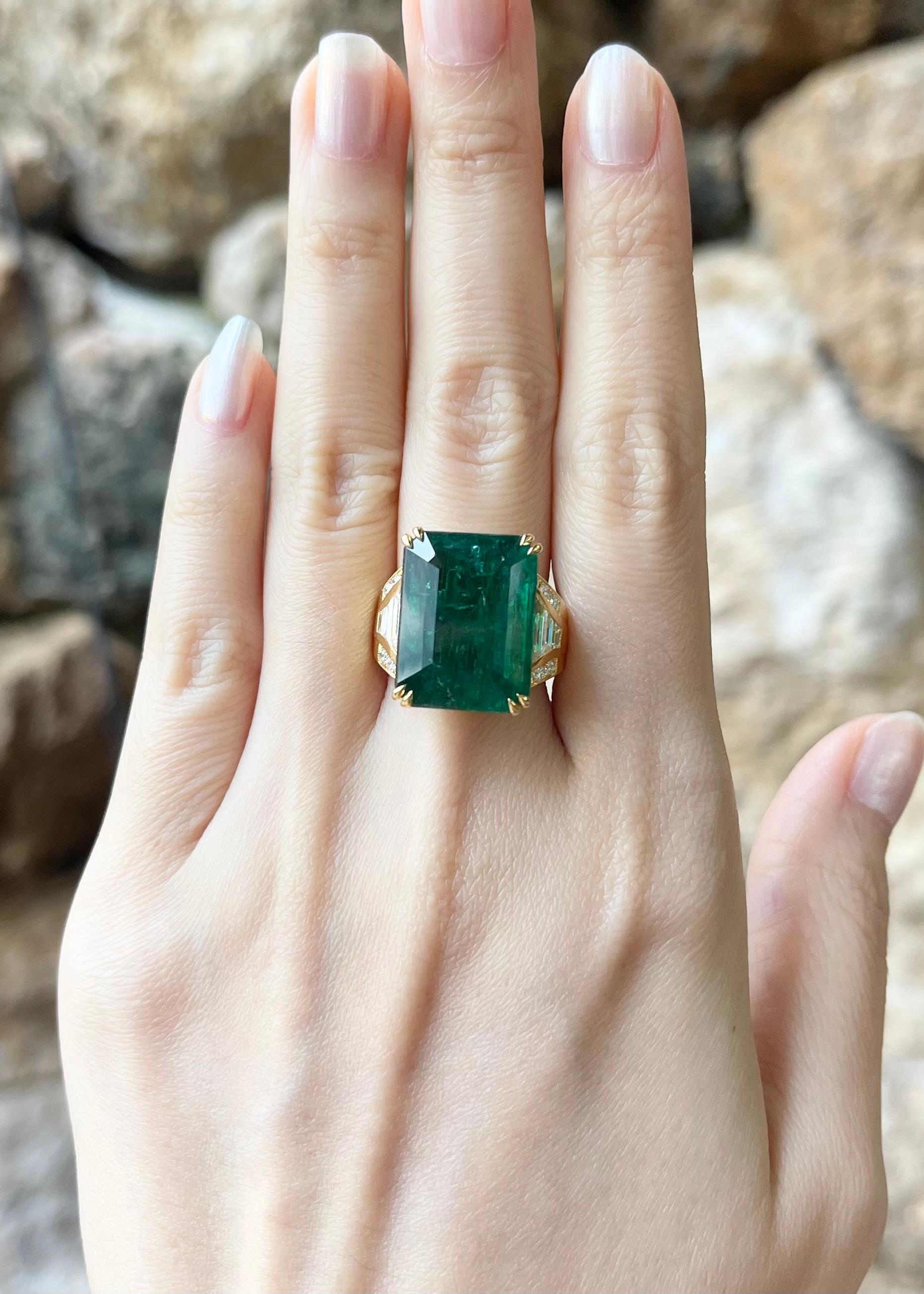 Zambianischer Smaragd mit Diamantring in 18 Karat Goldfassungen gefasst (Art déco) im Angebot