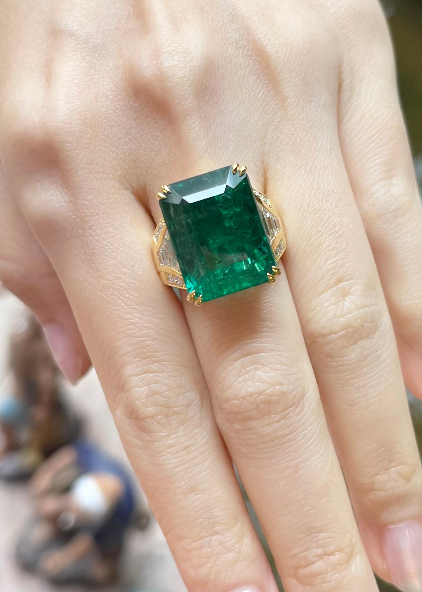 Zambianischer Smaragd mit Diamantring in 18 Karat Goldfassungen gefasst im Zustand „Neu“ im Angebot in Bangkok, TH