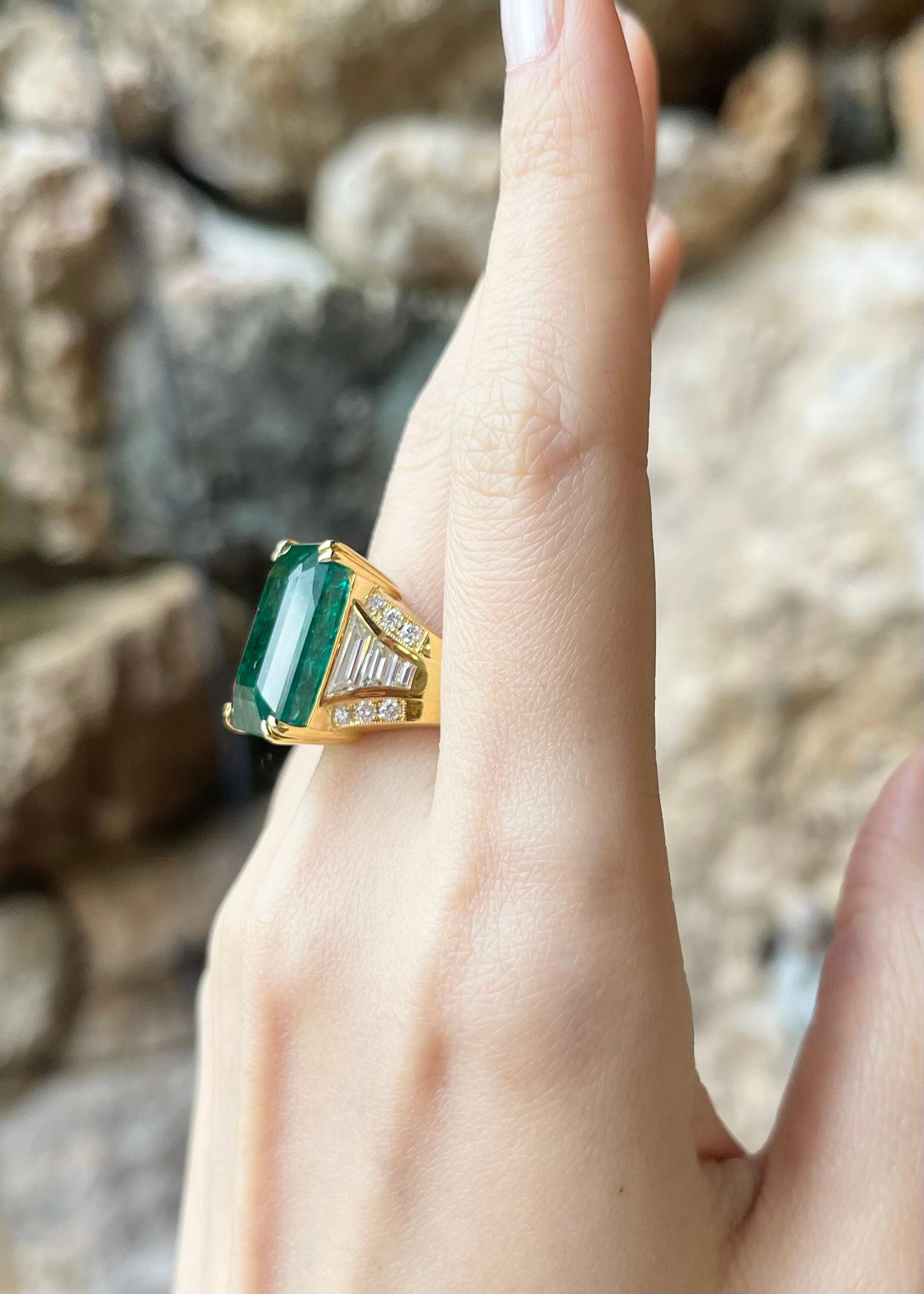Zambianischer Smaragd mit Diamantring in 18 Karat Goldfassungen gefasst für Damen oder Herren im Angebot