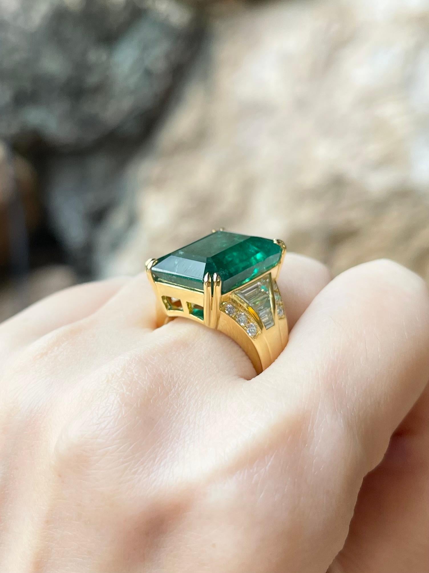 Zambianischer Smaragd mit Diamantring in 18 Karat Goldfassungen gefasst im Angebot 1