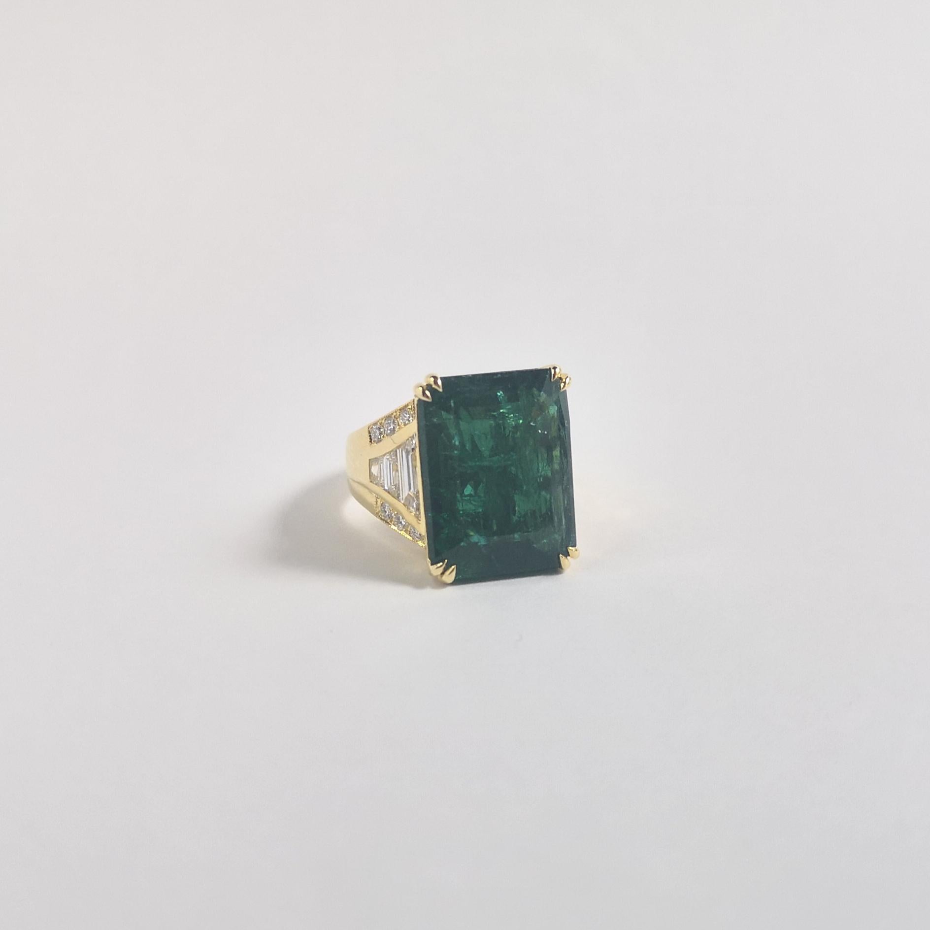 Zambianischer Smaragd mit Diamantring in 18 Karat Goldfassungen gefasst im Angebot 2