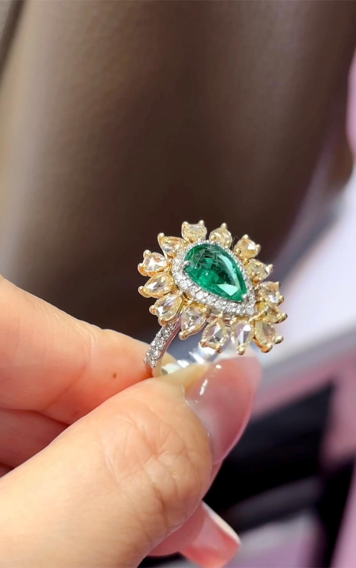 Zambian Emerald & Yellow Rose Cut Diamonds Engagement Ring set in 18K Gold In New Condition For Sale In Hong Kong, HK