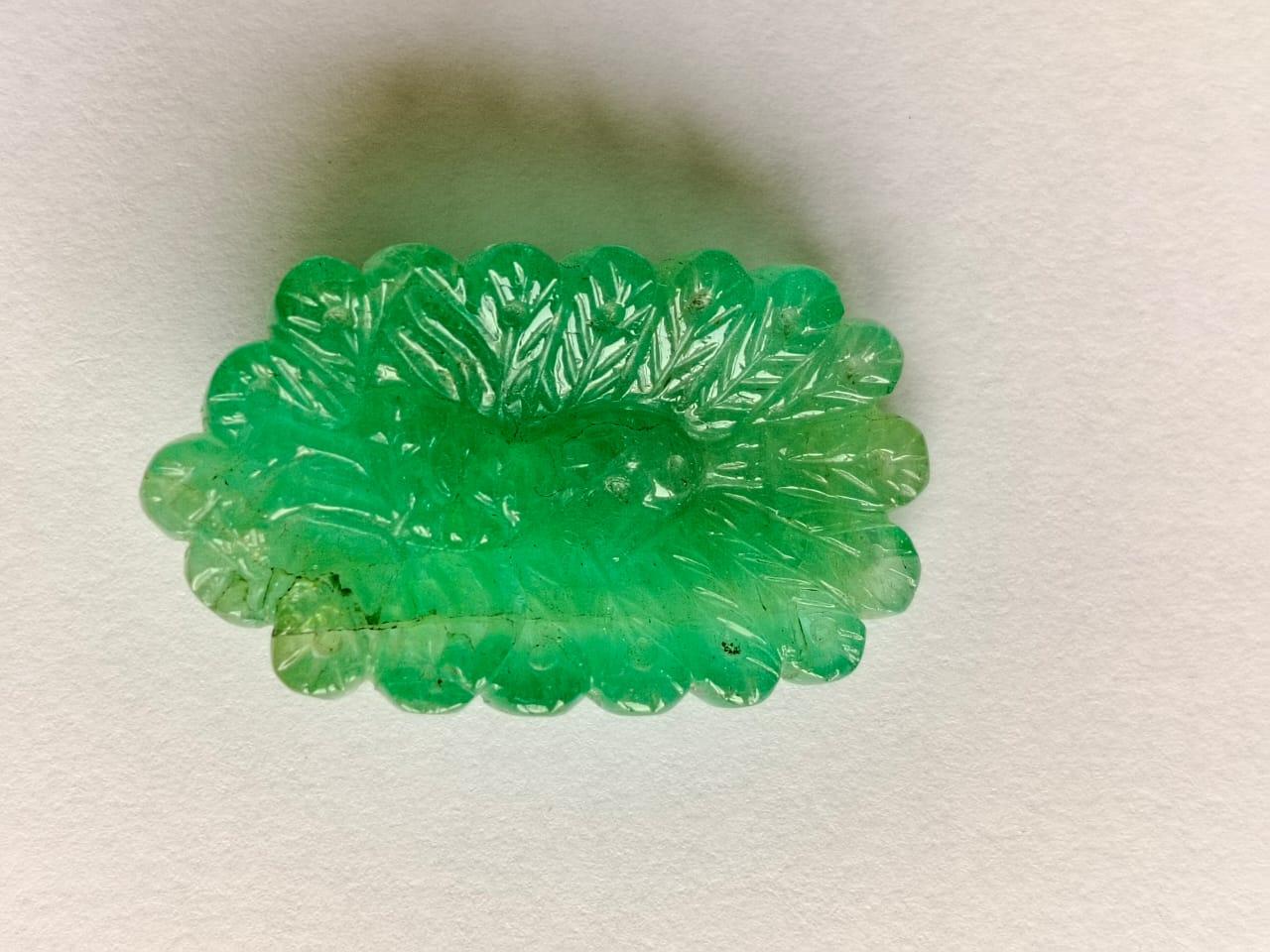 Natural Emerald Beautiful Hand Carving Peacock Gemstone.
59.41 Carat with a elegant Green color and excellent clarity. Also has an authentic fancy Peacock Carving with ideal polish to show great shine and color . It will look authentic in jewelry.