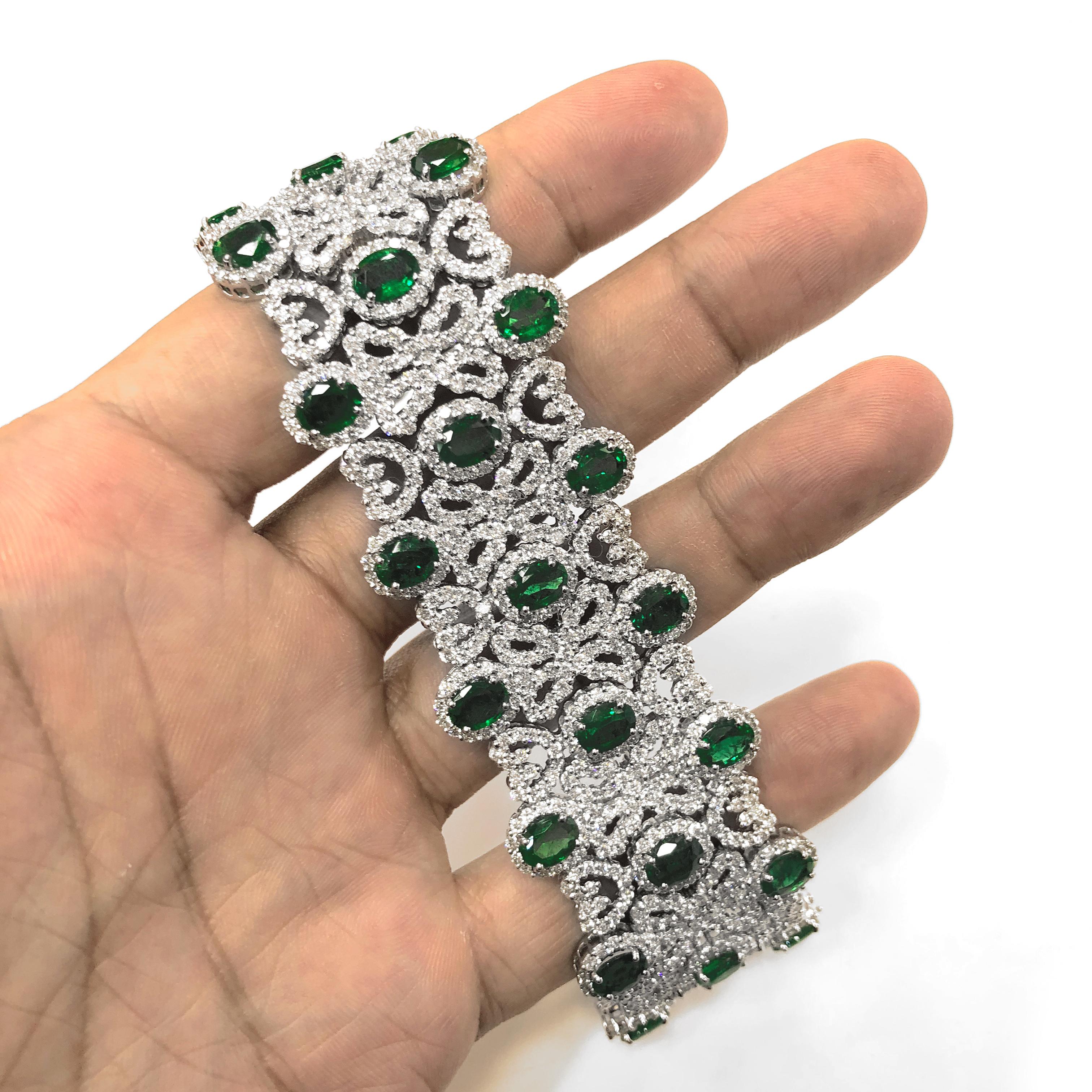Zambian Oval Cut Emeralds 22.18 Carat Diamonds 20.16 18 Karat Bracelet In New Condition In New York, NY