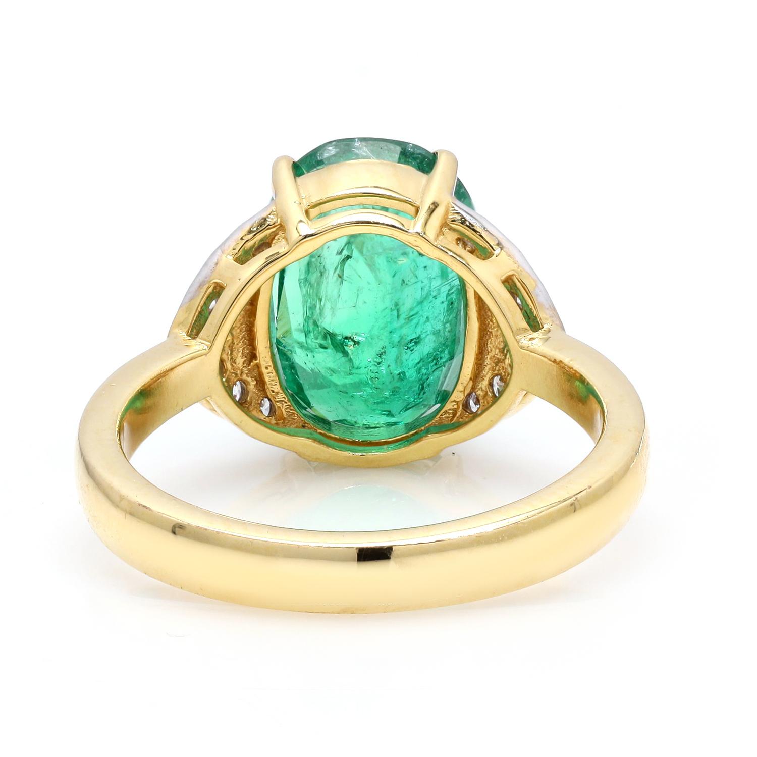 Contemporary Zambian Oval Emerald Cocktail Ring with Diamonds Made in 18k Yellow Gold For Sale
