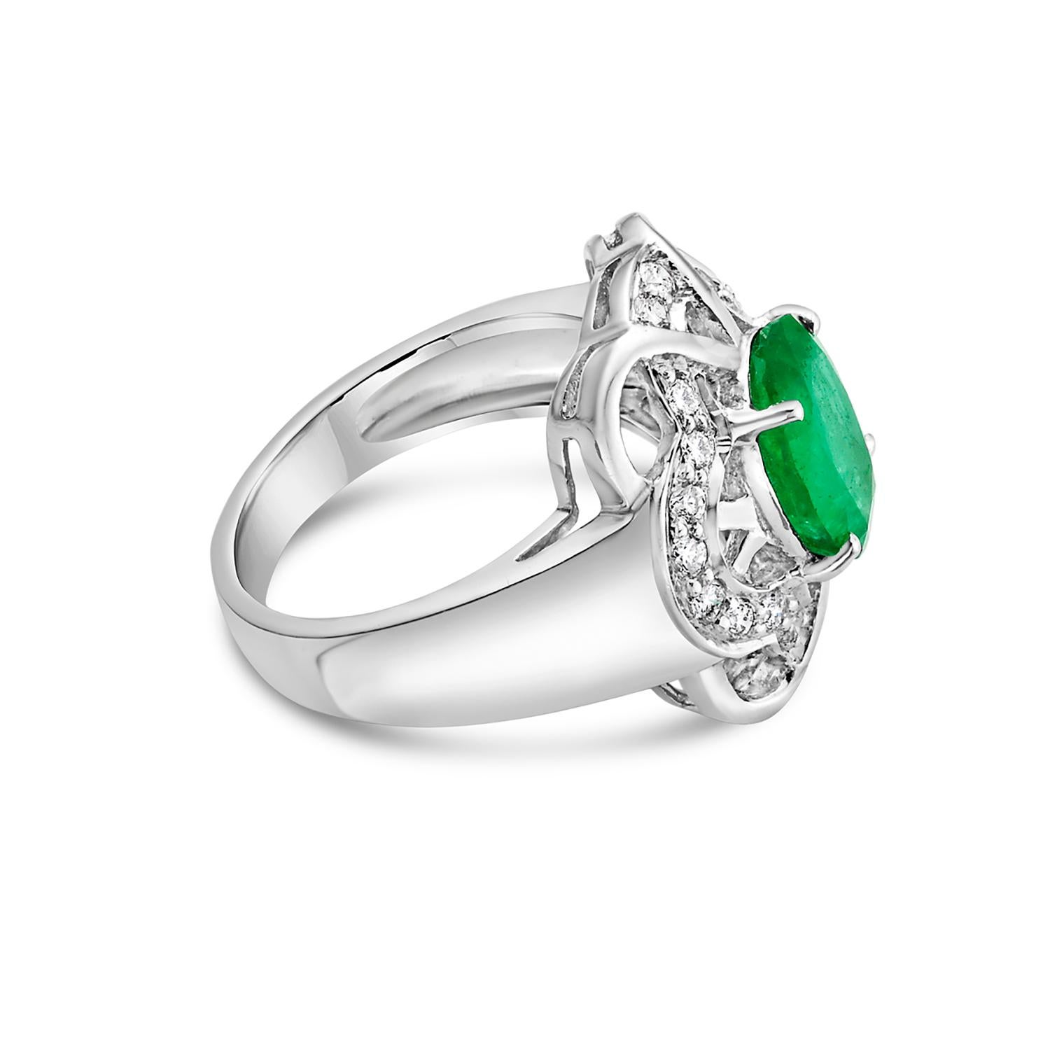 Zambian Oval Shaped Emerald Ring With VS Diamonds Made In 18K White Gold In New Condition For Sale In New York, NY