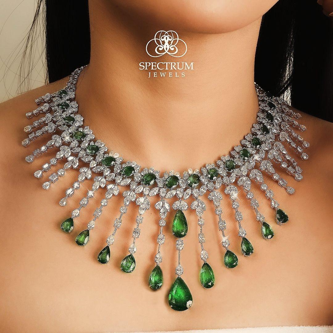 Zambian Pear Emerald Gemstone Choker Necklace SI/H Diamond 14 Karat White Gold For Sale 1