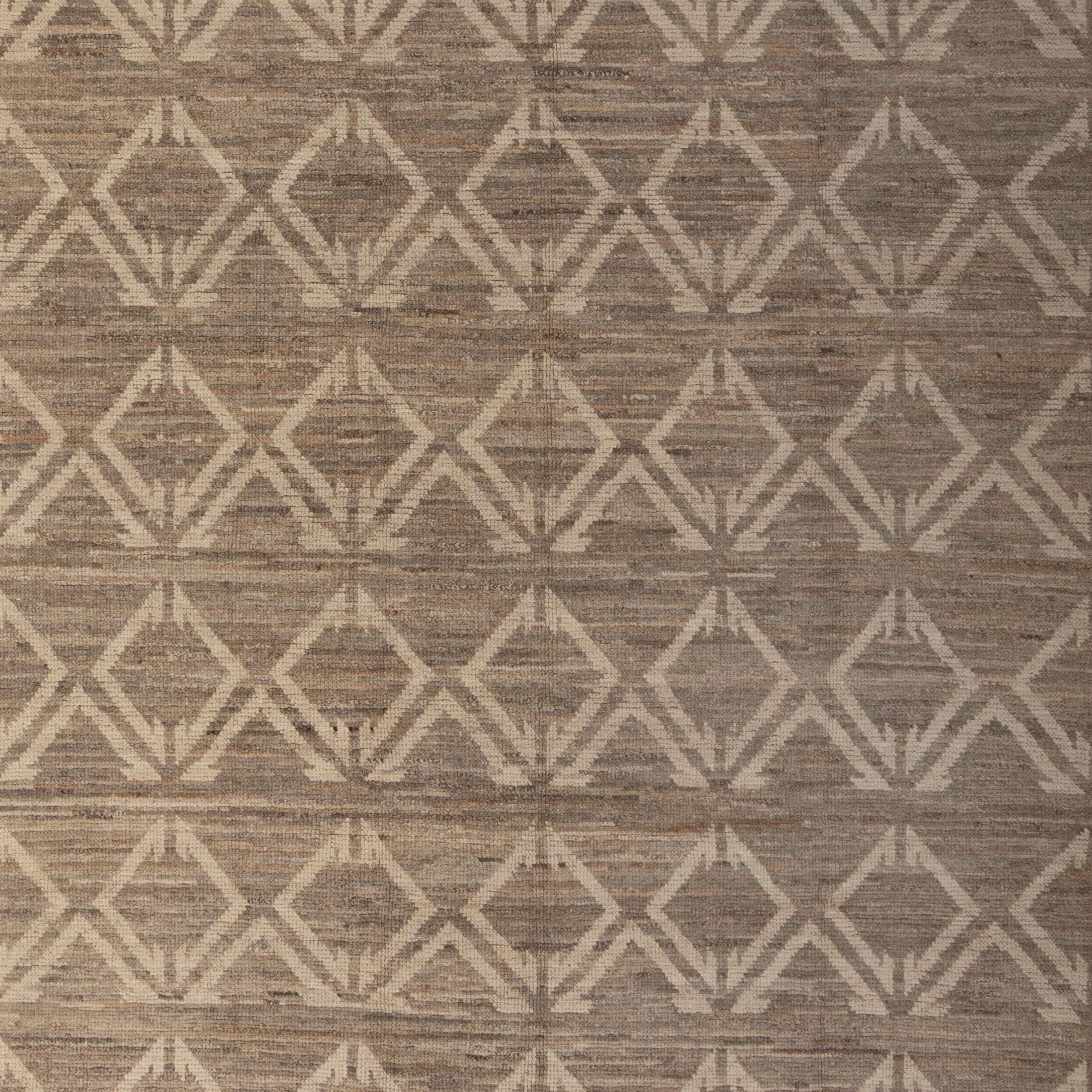 Inspired by the grounding foundations of Earth's natural colors and pure materials, this Zameen Brown and Cream Modern Wool Rug - 5'6