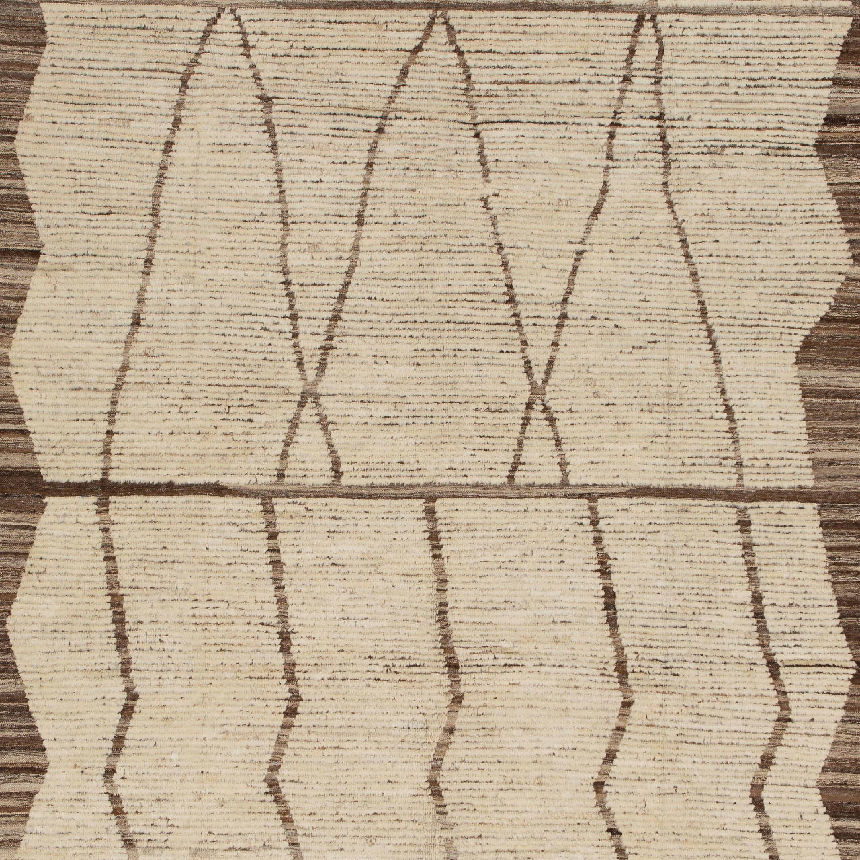 Inspiré par les fondements des couleurs naturelles et des matériaux purs de la Terre, ce tapis géométrique en laine Zameen Cream and Brown - 6'9