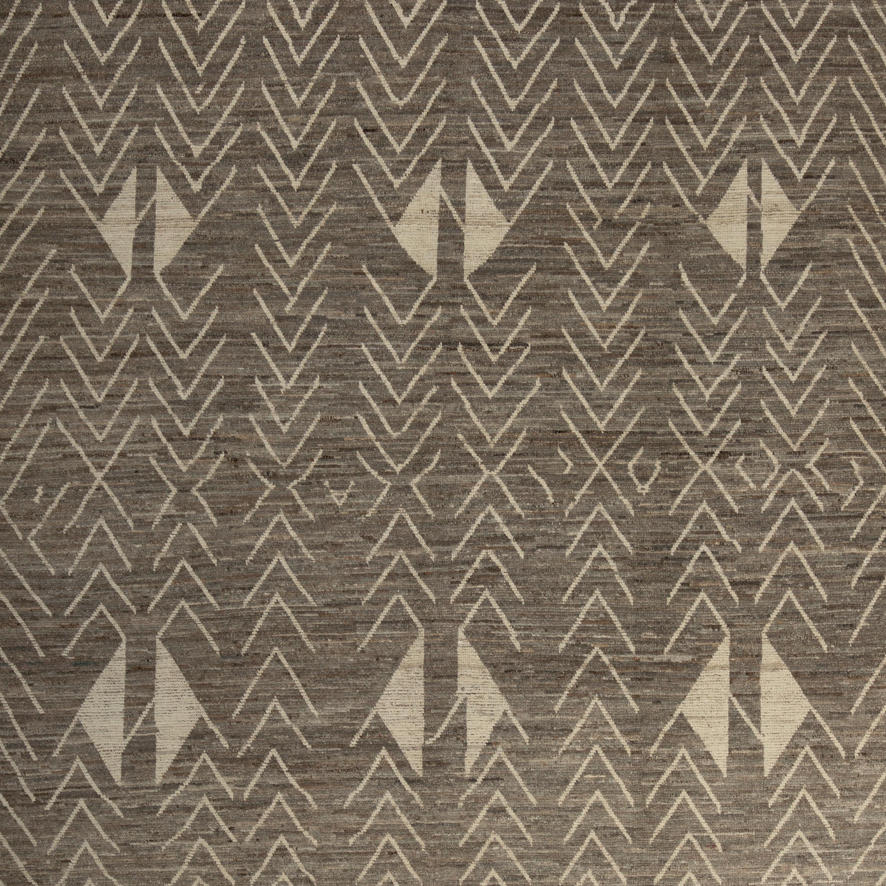 Inspiriert von den erdenden Grundlagen der natürlichen Farben der Erde und den reinen Materialien, zeigt dieser Zameen Grey Geometric Modern Wool Rug - 8'7