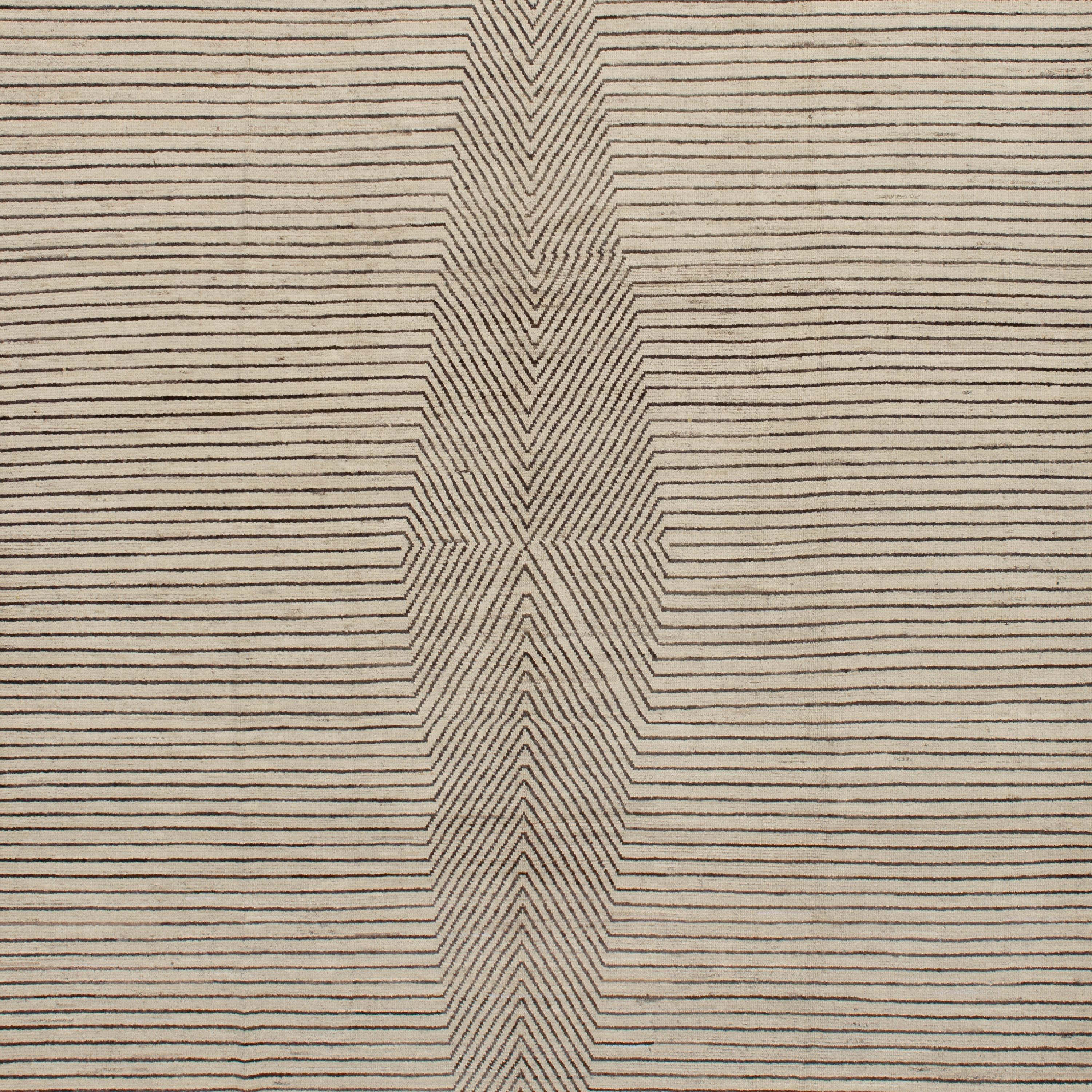 Inspiré par les fondements des couleurs naturelles et des matériaux purs de la Terre, ce tapis géométrique en laine Zameen blanc et noir - 9'5