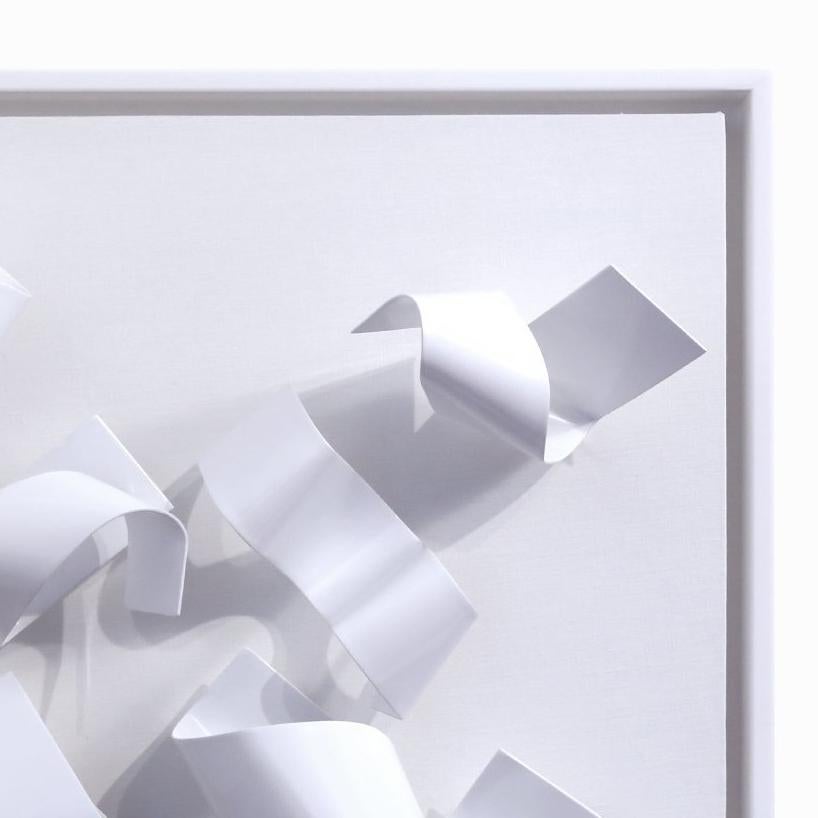 Diese abstrakten, einzigartigen, quadratisch gerahmten Installationen gehören zu den neuesten Werken von Zammy Migdal. Sie sind weiß auf weiß mit montierten dreidimensionalen Elementen auf französischem Leinen und so gerahmt, dass sie wie ein