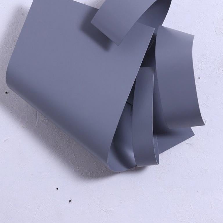 Escultura abstracta de pared en metal gris claro Stirring Within - Abstract Sculpture Púrpura de Zammy Migdal