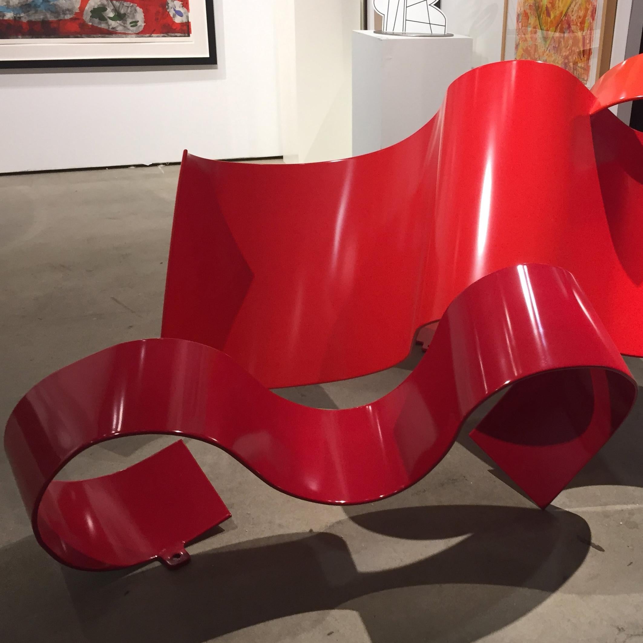 Trio ondulé rouge - Noir Abstract Sculpture par Zammy Migdal