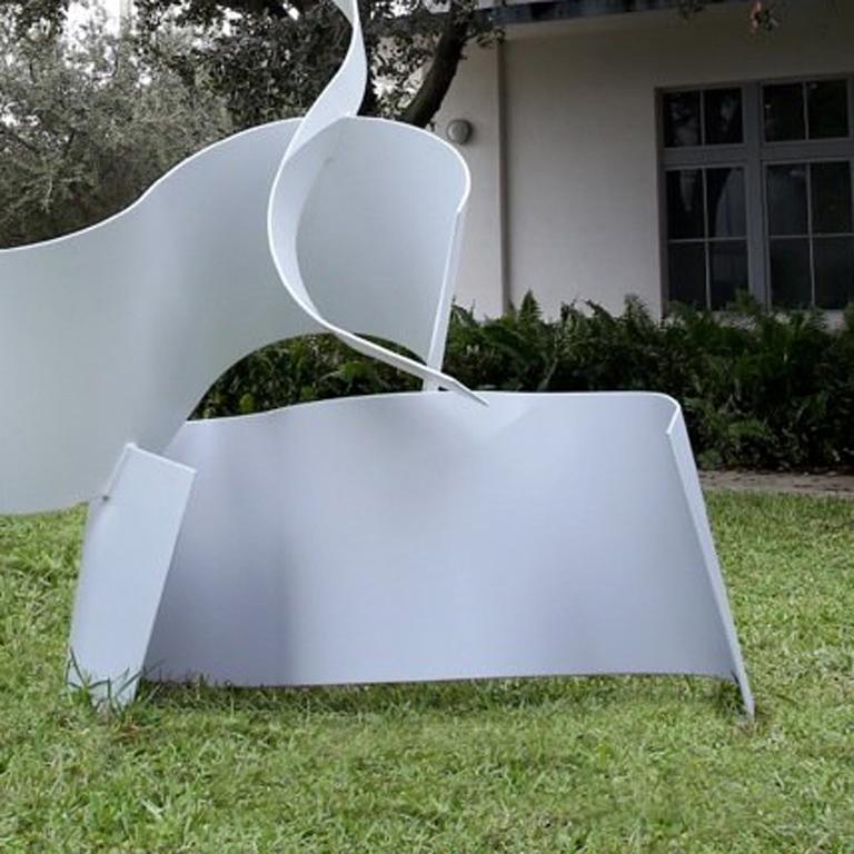 Trio ondulé en blanc pour l'extérieur - Grande sculpture abstraite en métal - Sculpture de Zammy Migdal
