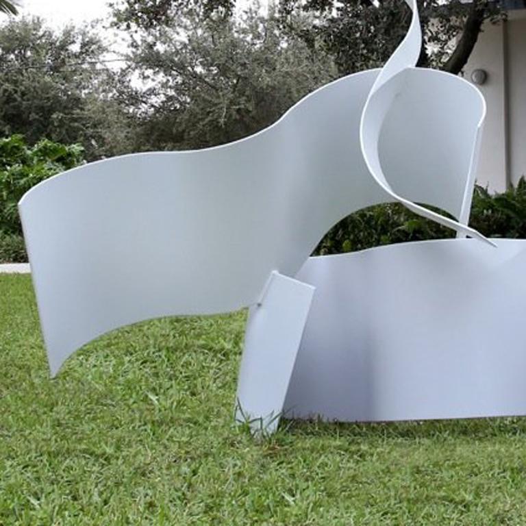 Trio ondulé en blanc pour l'extérieur - Grande sculpture abstraite en métal - Abstrait Sculpture par Zammy Migdal