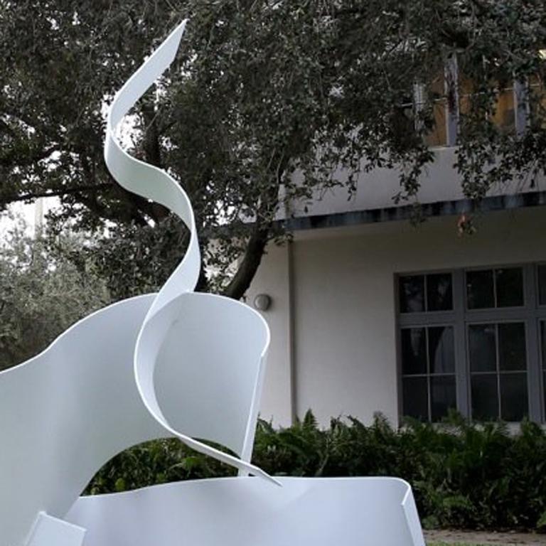 Trio ondulé en blanc pour l'extérieur - Grande sculpture abstraite en métal - Noir Abstract Sculpture par Zammy Migdal