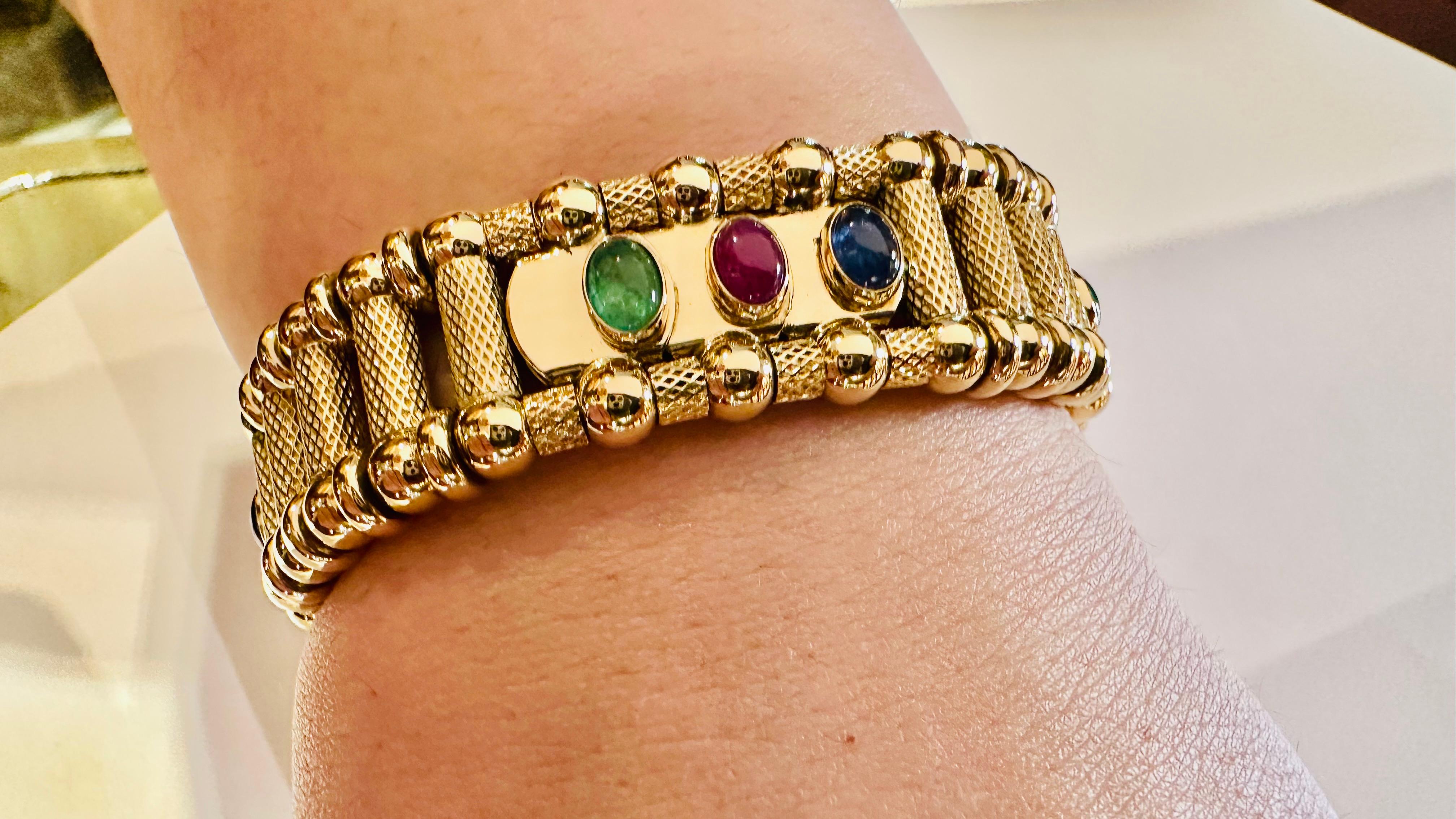 Questo straordinario bracciale in oro giallo 18 carati, firmato Zancan, è un autentico capolavoro di maestria artigianale. Con un peso importante di 57,12 grammi, rappresenta l’equilibrio perfetto tra imponenza e raffinatezza. Le linee lavorate in