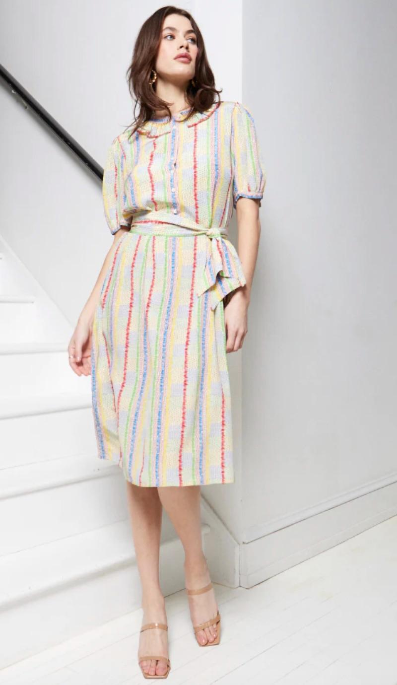 Elégante robe vintage des années 1970 de Zandra Rhode avec un motif multicolore. Cette robe est parfaite pour l'été et, grâce à la ceinture assortie, votre taille sera mise en valeur. 

Épaules 31 pouces
Buste jusqu'à 38 in
Taille jusqu'à 38