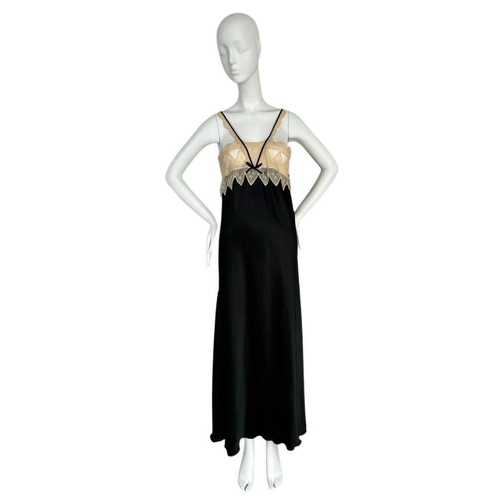 Zandra Rhodes
Vintage / Antiguo
Colección de lencería SS78
No se parece en nada a la lencería real, más bien está inspirada en la lencería
Por aquel entonces, todo era más elegante, incluso tu atuendo para dormir.
Excelente estado, algo de