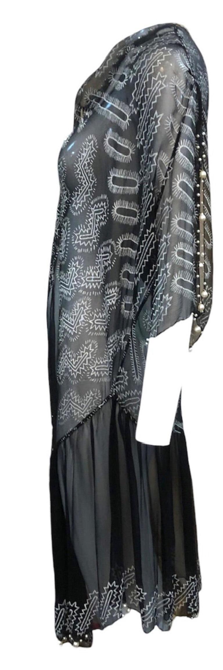 Cette robe en mousseline noire avec perles de Zandra Rhode des années 80 est une véritable pièce de collection. Confectionné en mousseline de soie légère et transparente, il présente un imprimé de gribouillis sérigraphié et une silhouette ample de
