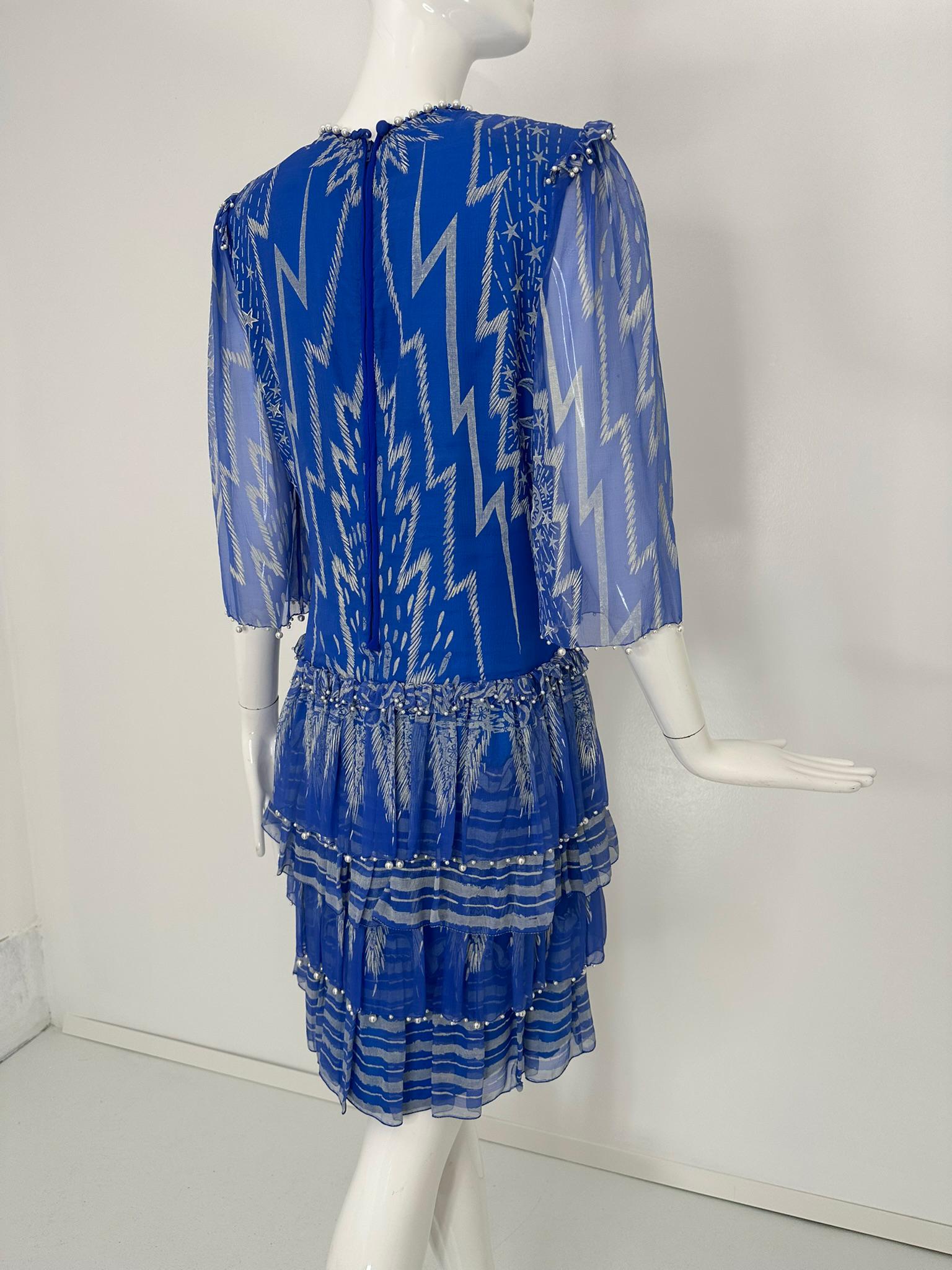 Zandra Rhodes London Vestido de volantes de lentejuelas y perlas con cuentas de seda estampada Moon & Stars en venta 6