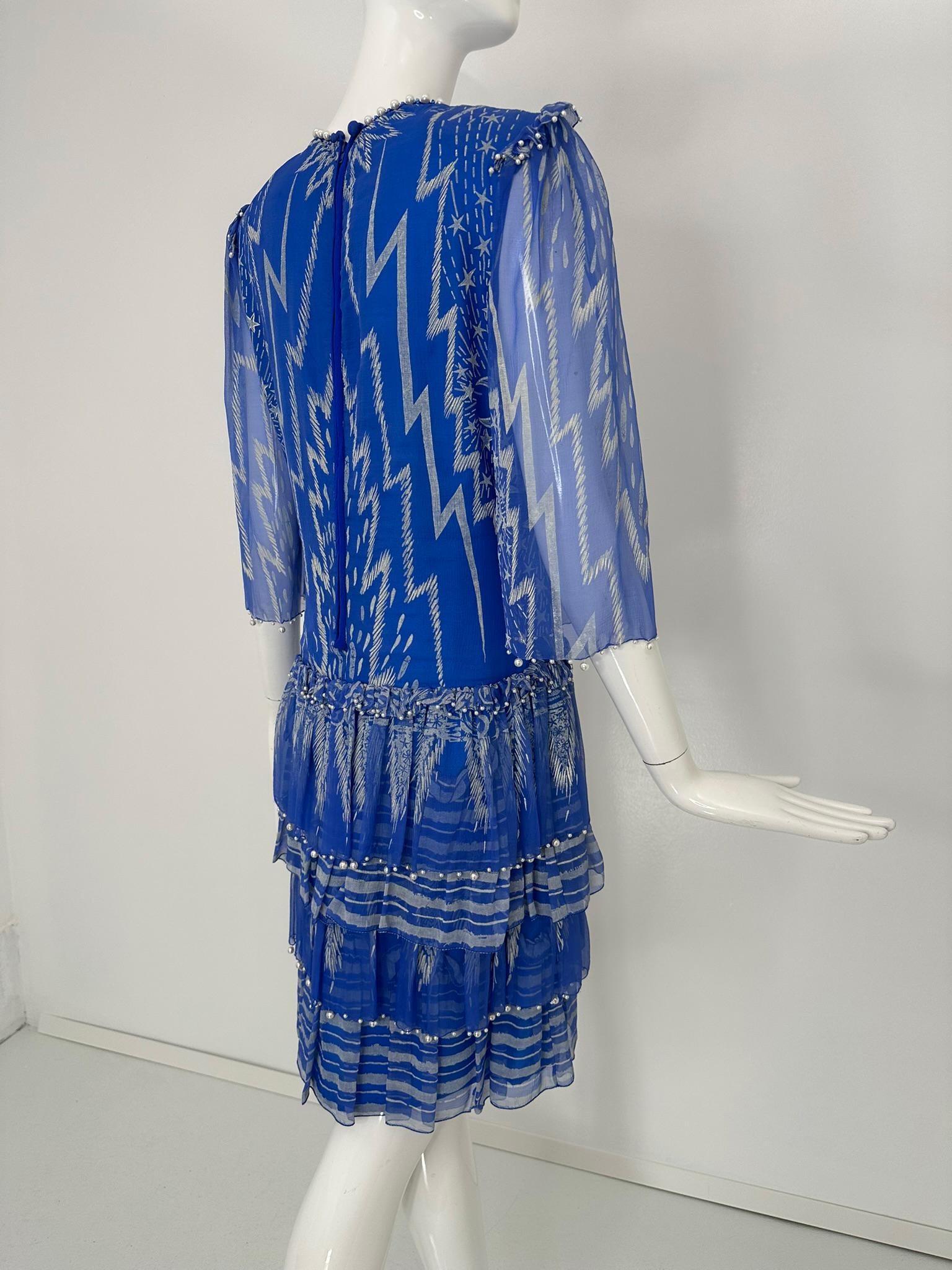 Zandra Rhodes London Vestido de volantes de lentejuelas y perlas con cuentas de seda estampada Moon & Stars en venta 7