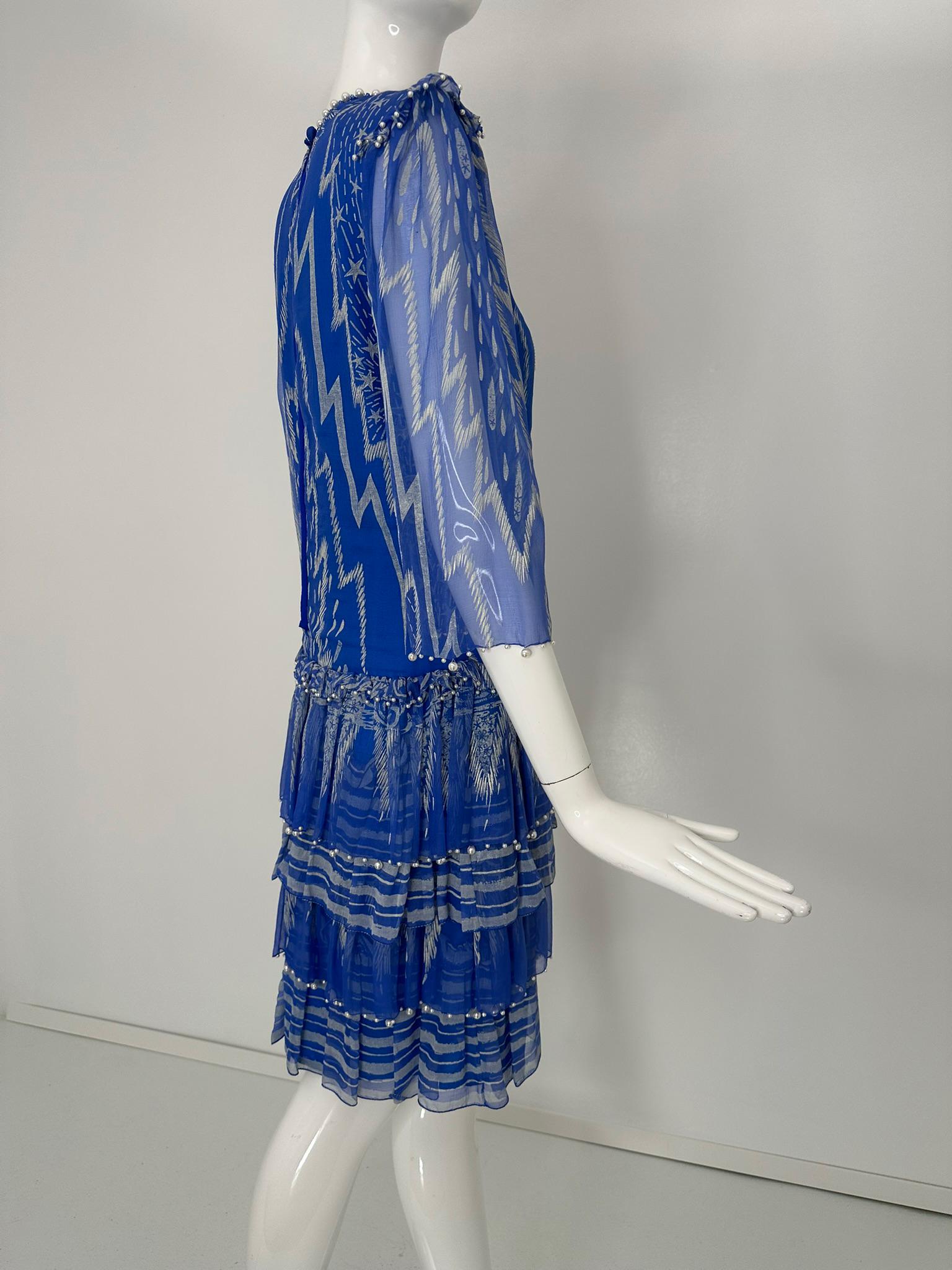 Zandra Rhodes London Vestido de volantes de lentejuelas y perlas con cuentas de seda estampada Moon & Stars en venta 8
