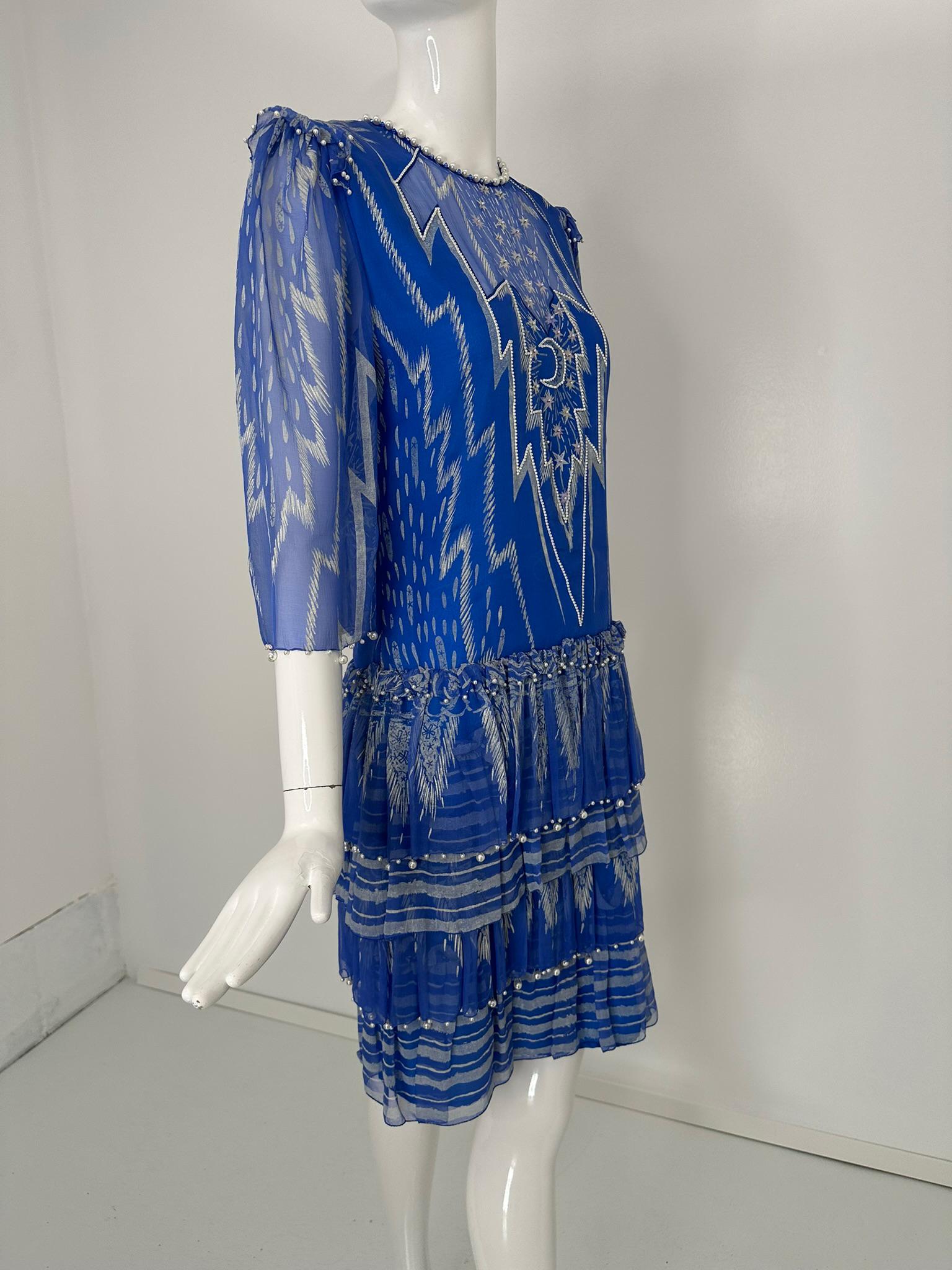 Zandra Rhodes London Vestido de volantes de lentejuelas y perlas con cuentas de seda estampada Moon & Stars en venta 10
