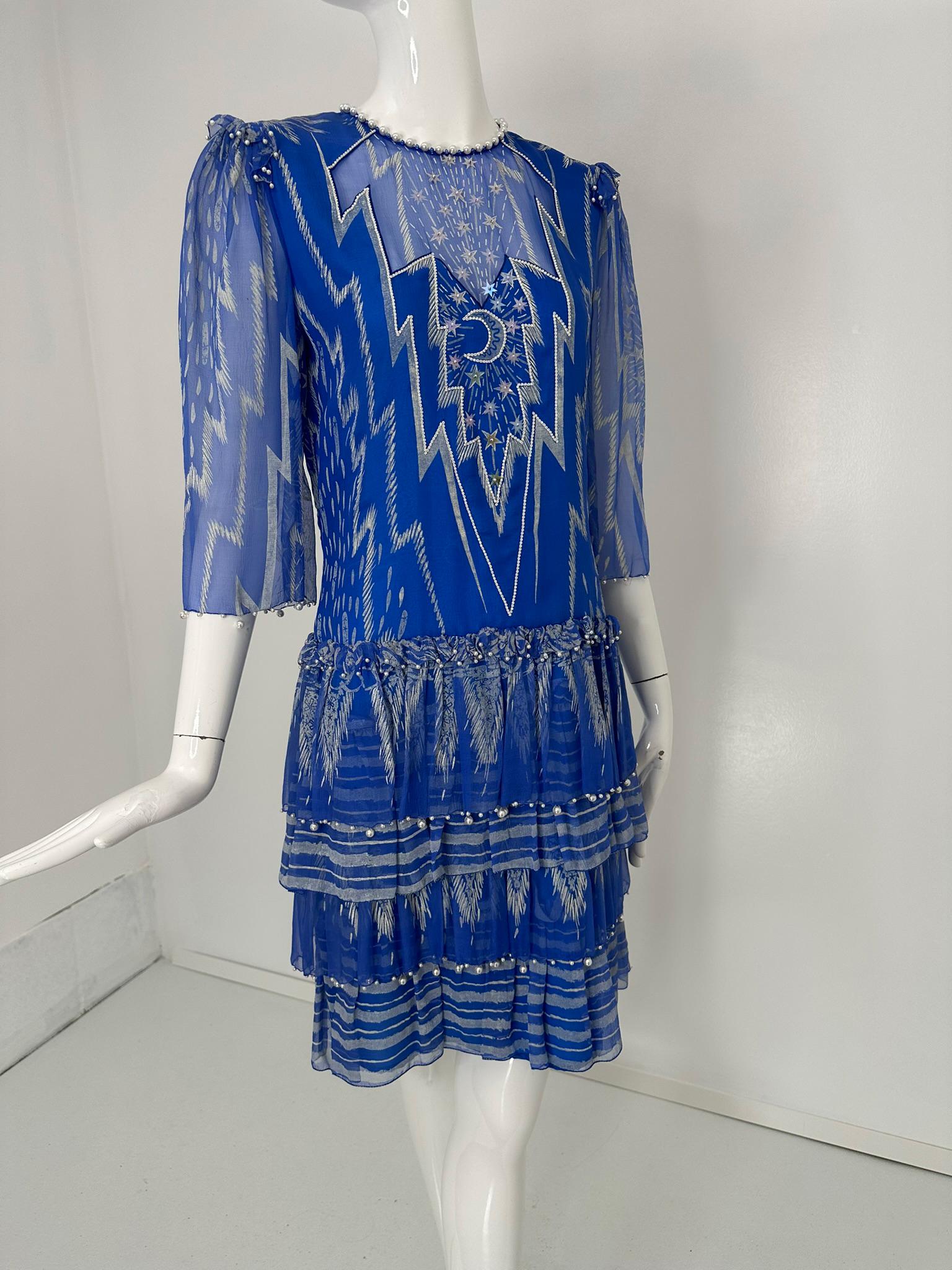 Zandra Rhodes London Vestido de volantes de lentejuelas y perlas con cuentas de seda estampada Moon & Stars en venta 11