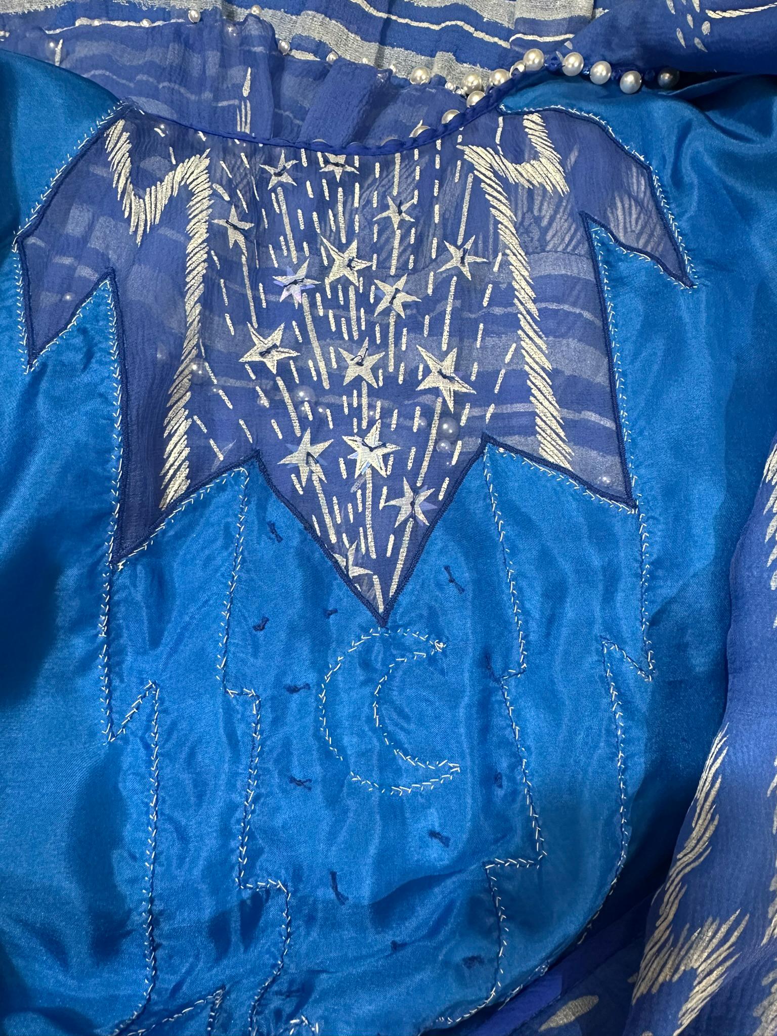 Zandra Rhodes London Vestido de volantes de lentejuelas y perlas con cuentas de seda estampada Moon & Stars en venta 12