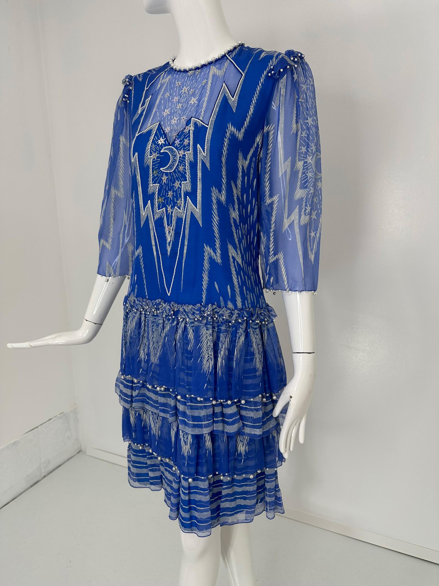 Zandra Rhodes London Vestido de volantes de lentejuelas y perlas con cuentas de seda estampada Moon & Stars Azul en venta