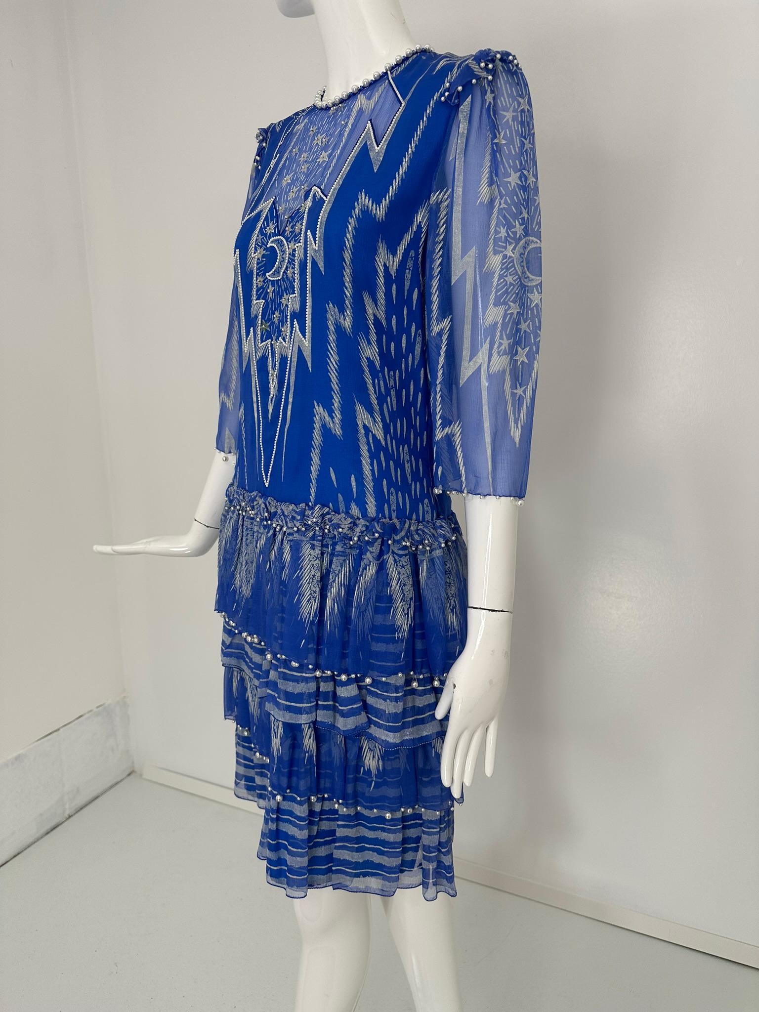 Zandra Rhodes London Vestido de volantes de lentejuelas y perlas con cuentas de seda estampada Moon & Stars en Bueno estado para la venta en West Palm Beach, FL